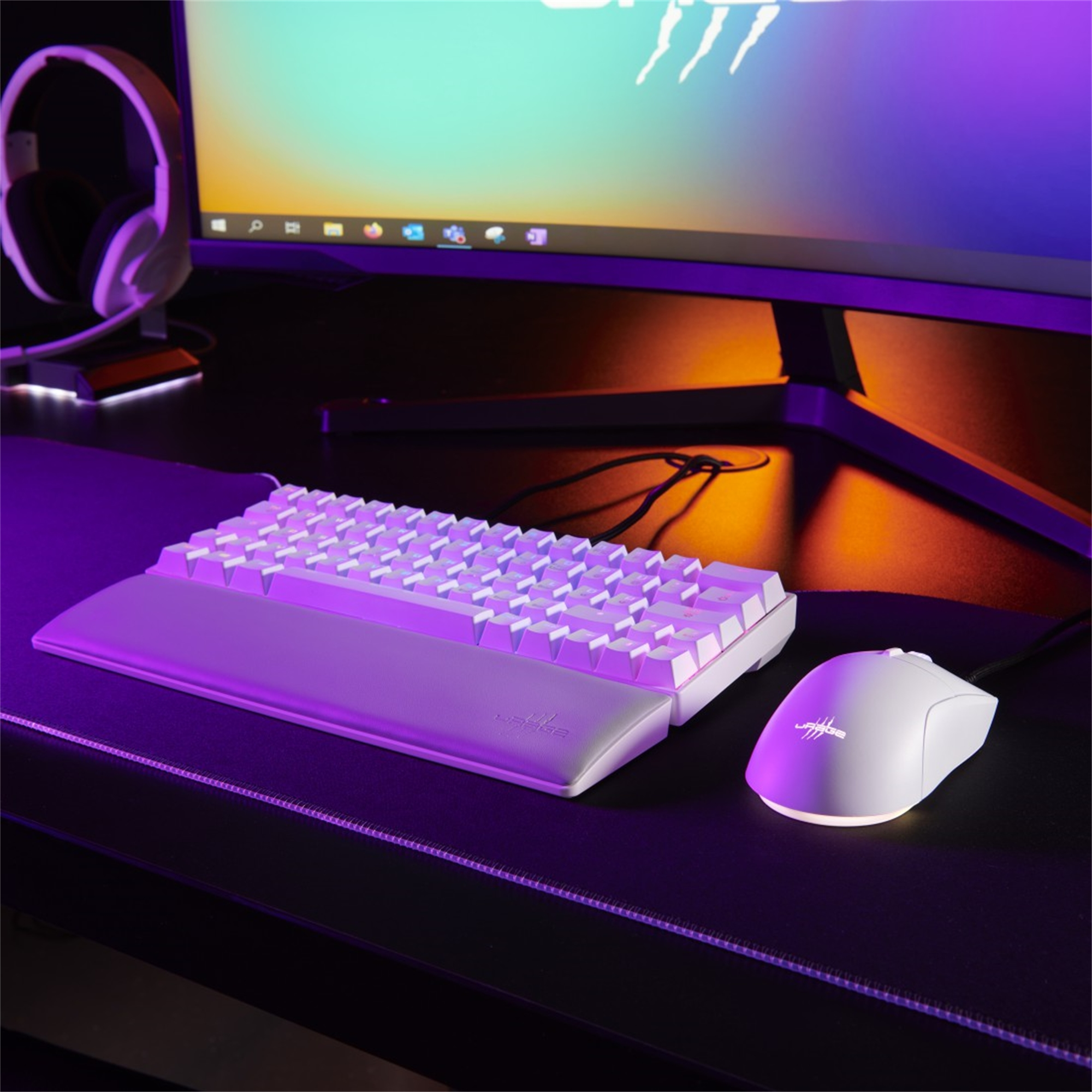 Gaming-Setup mit weißer Tastatur, Maus, Kopfhörern und Monitor.