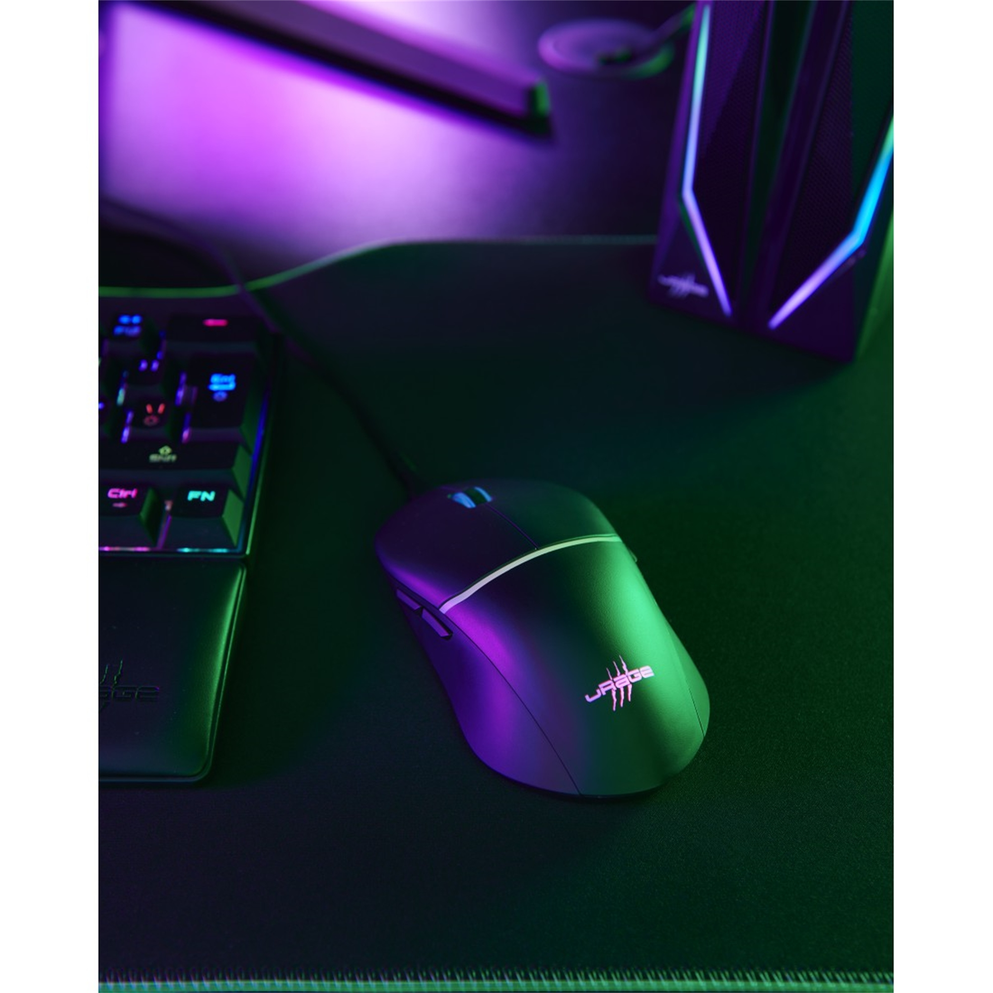 Gaming-Maus auf schwarzem Mauspad. Tastatur, Computerturm mit lila und grünem Licht.