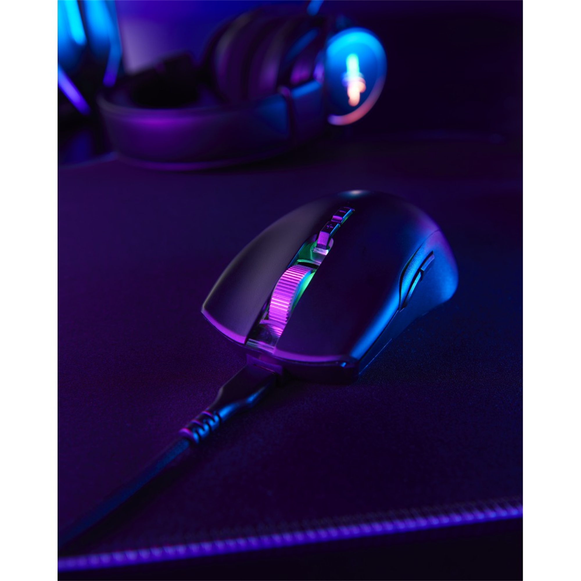 Schwarze Gaming-Maus mit beleuchtetem Rad, Kabel und Gaming-Mauspad.