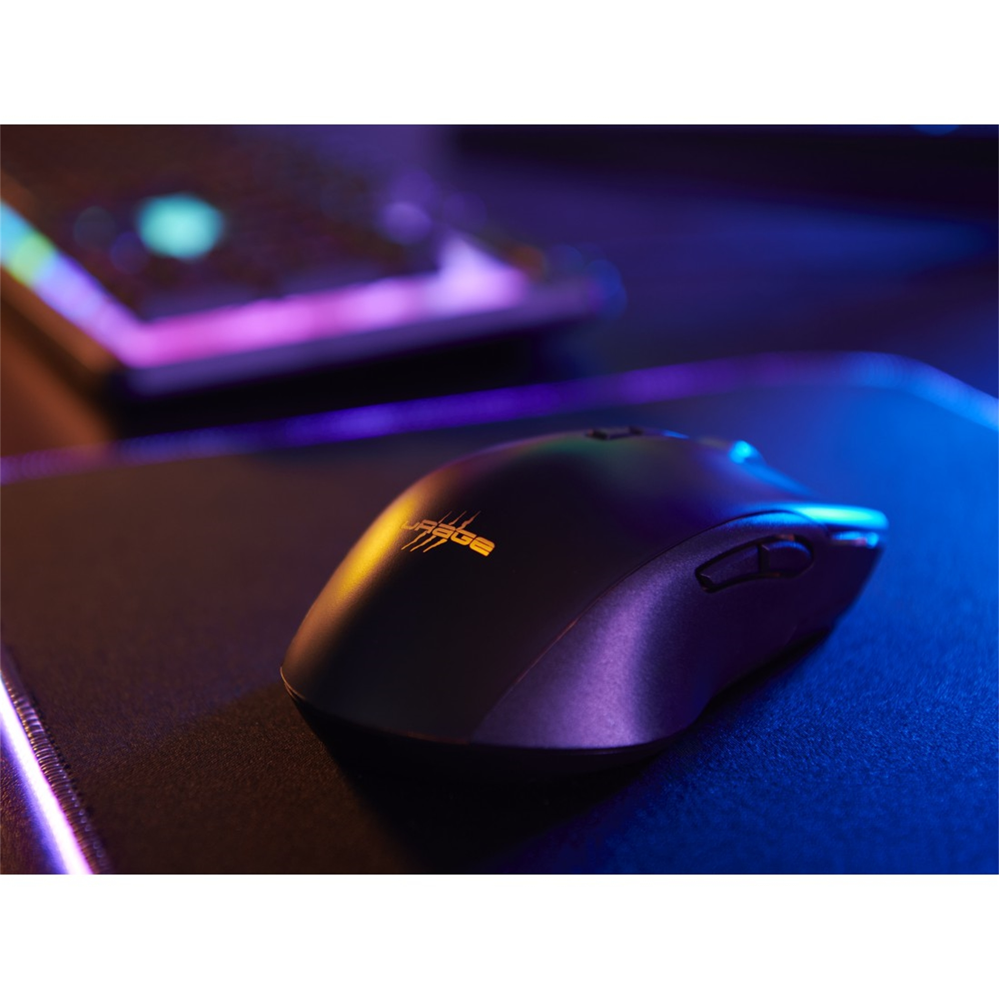 Schwarze Gaming-Maus auf einem schwarzen Mauspad, beleuchtet mit blauem und violettem Licht.