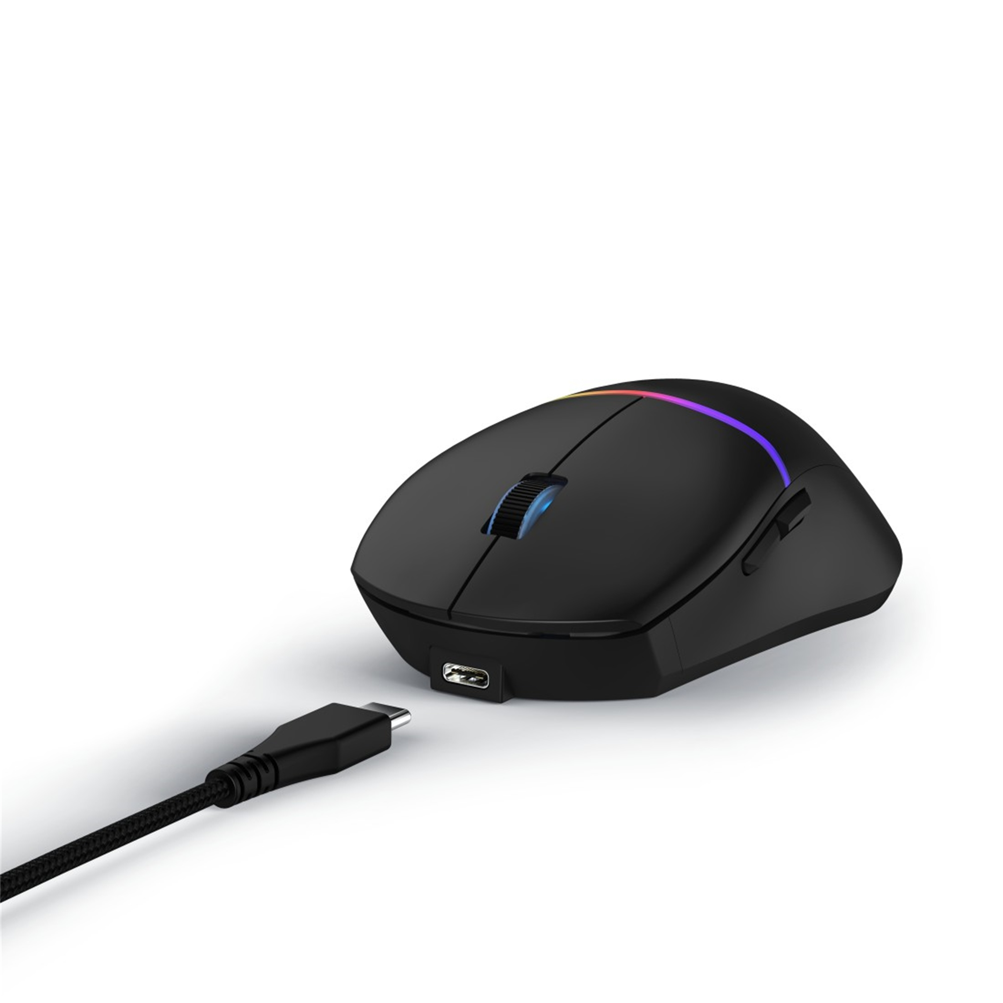 Mouse wireless nero con porta USB-C e cavo di ricarica collegato. Il mouse ha luci RGB sulla parte superiore.