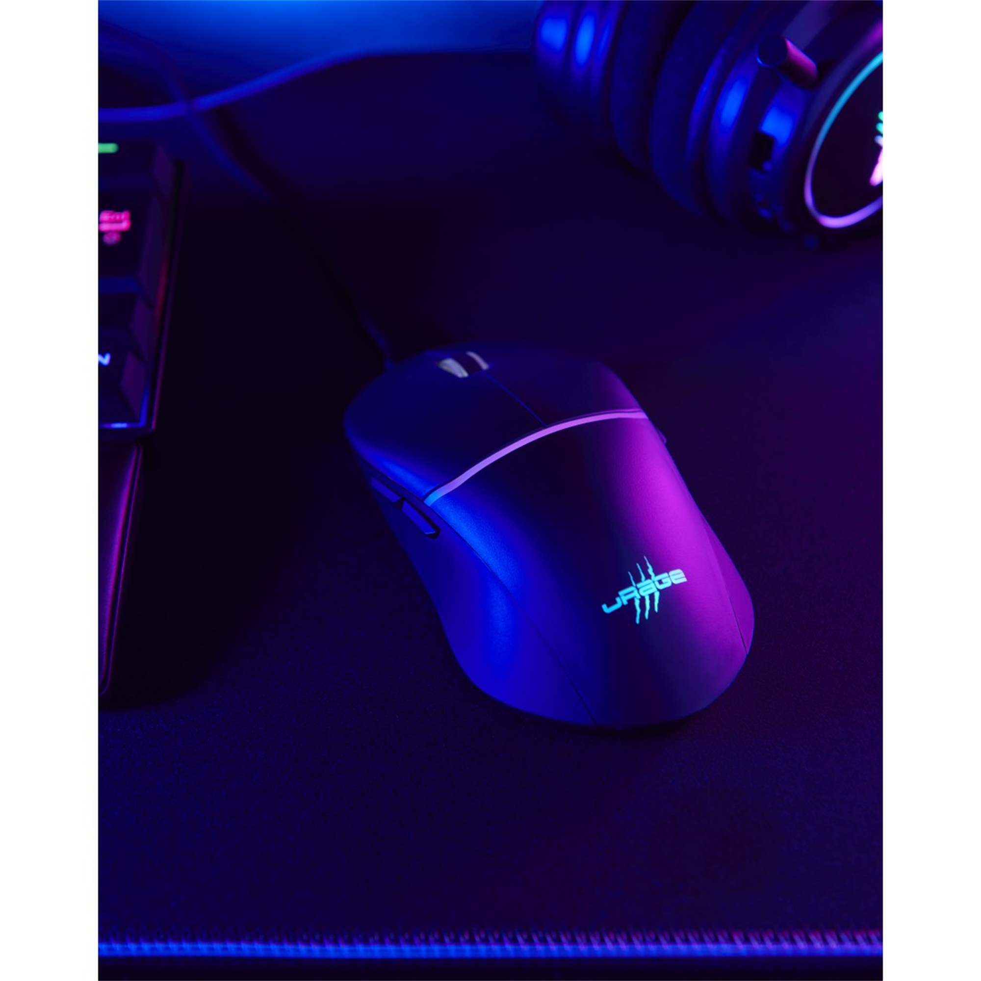Un mouse da gaming nero con una striscia luminosa bianca, su un tappetino nero.