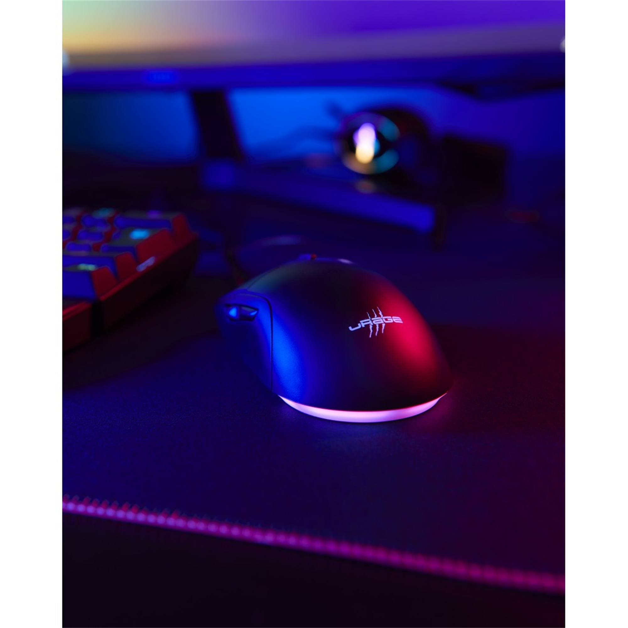 Eine schwarze Gaming-Maus auf einem schwarzen Mauspads. Die Maus hat ein Logo mit roten und blauen Lichtern.
