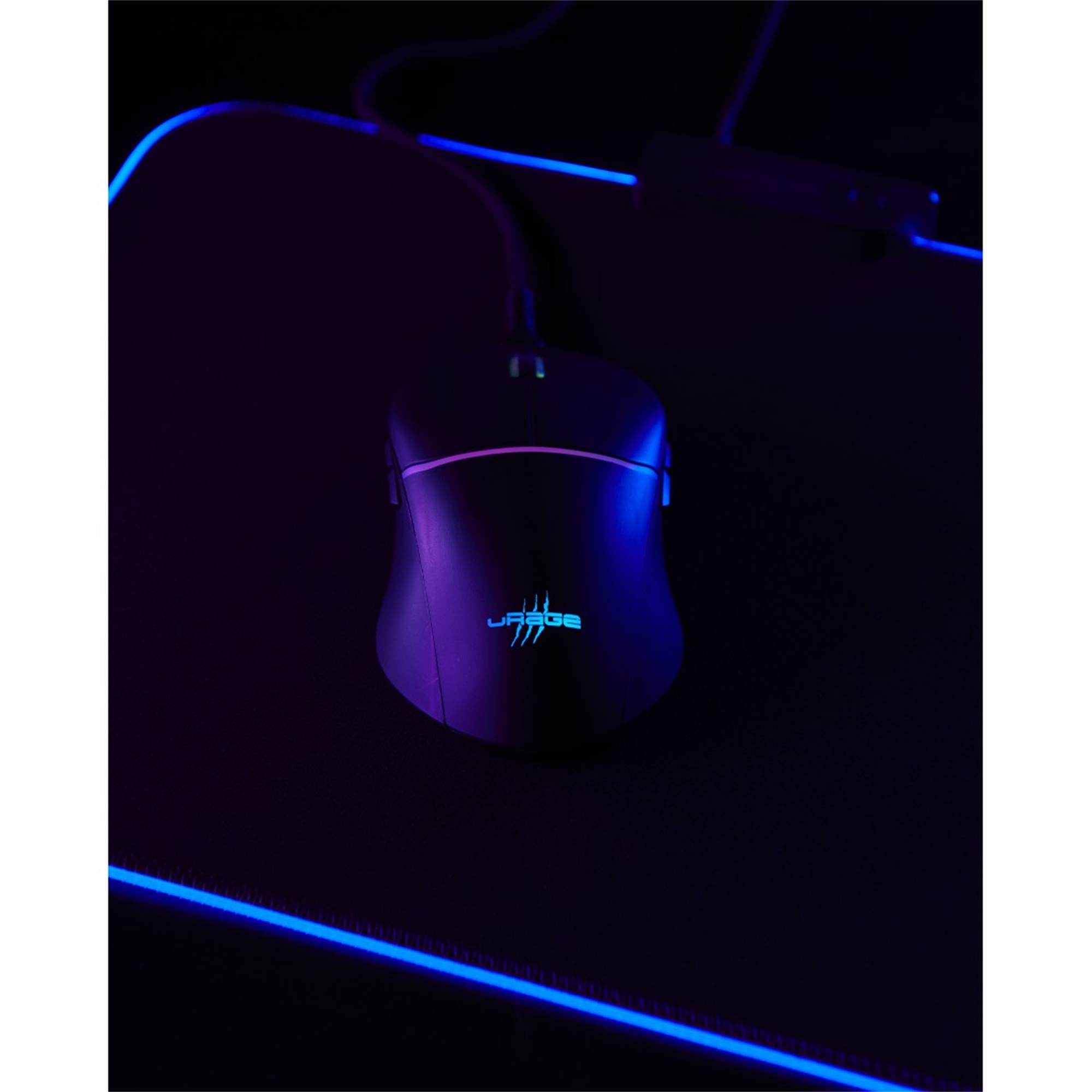 Mouse da gioco nero con illuminazione blu e rosa su un tappetino nero con bordi blu.