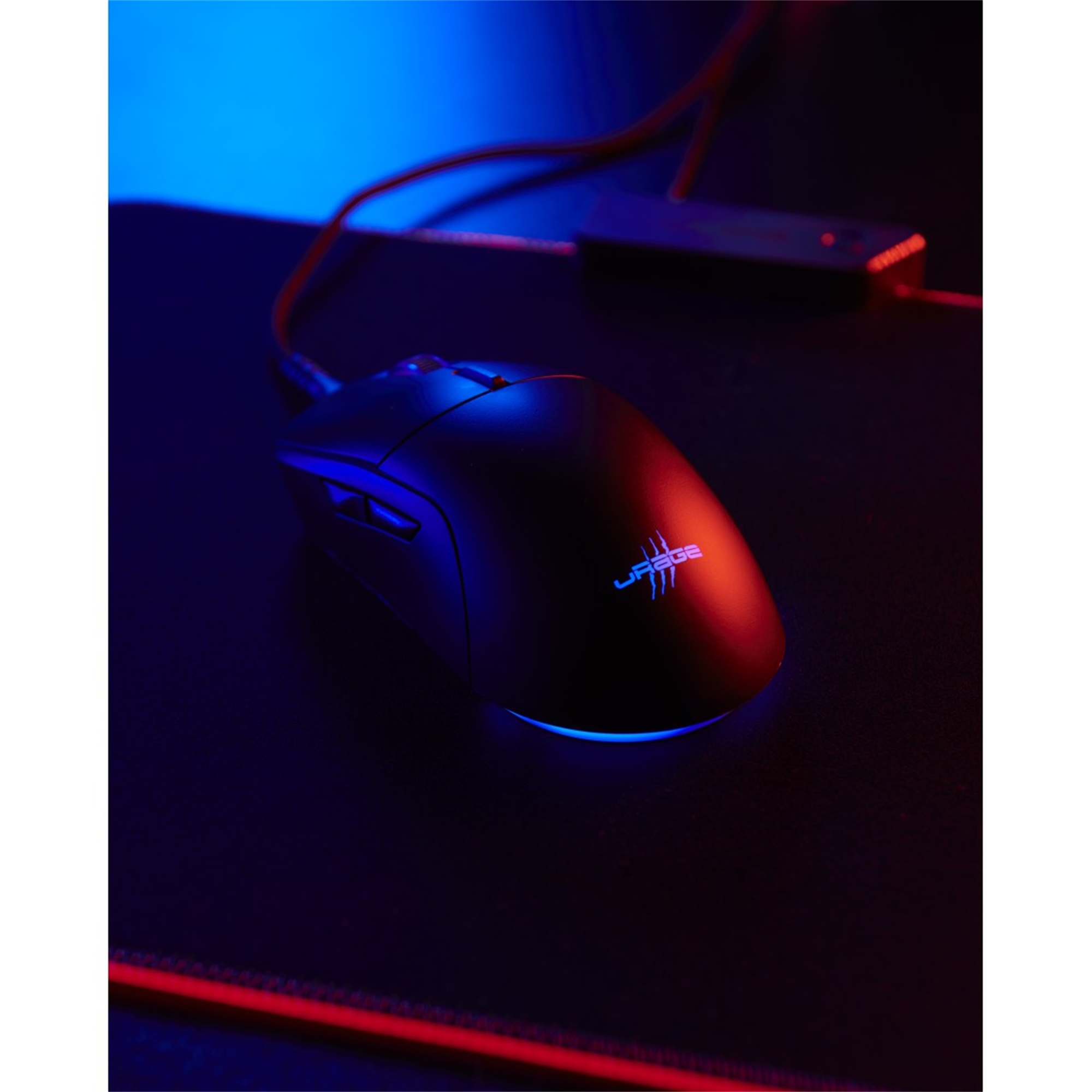 Schwarze Gaming-Maus auf einem schwarzen Mauspad. Mit blauen und roten Lichtern beleuchtet. Isoliert auf weißem Hintergrund.