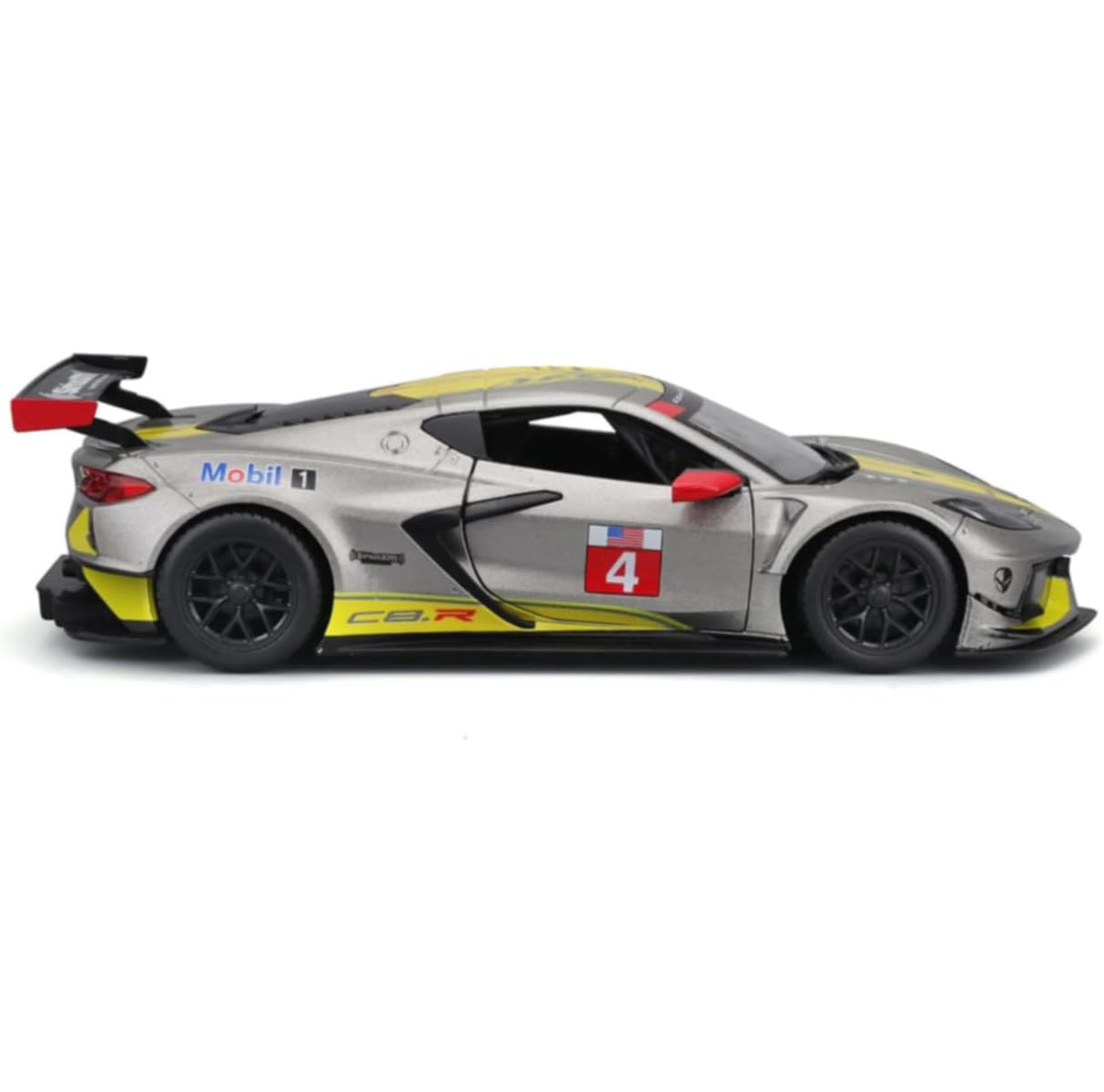 Srebrny i żółty samochód wyścigowy z numerem 4 na białym tle.