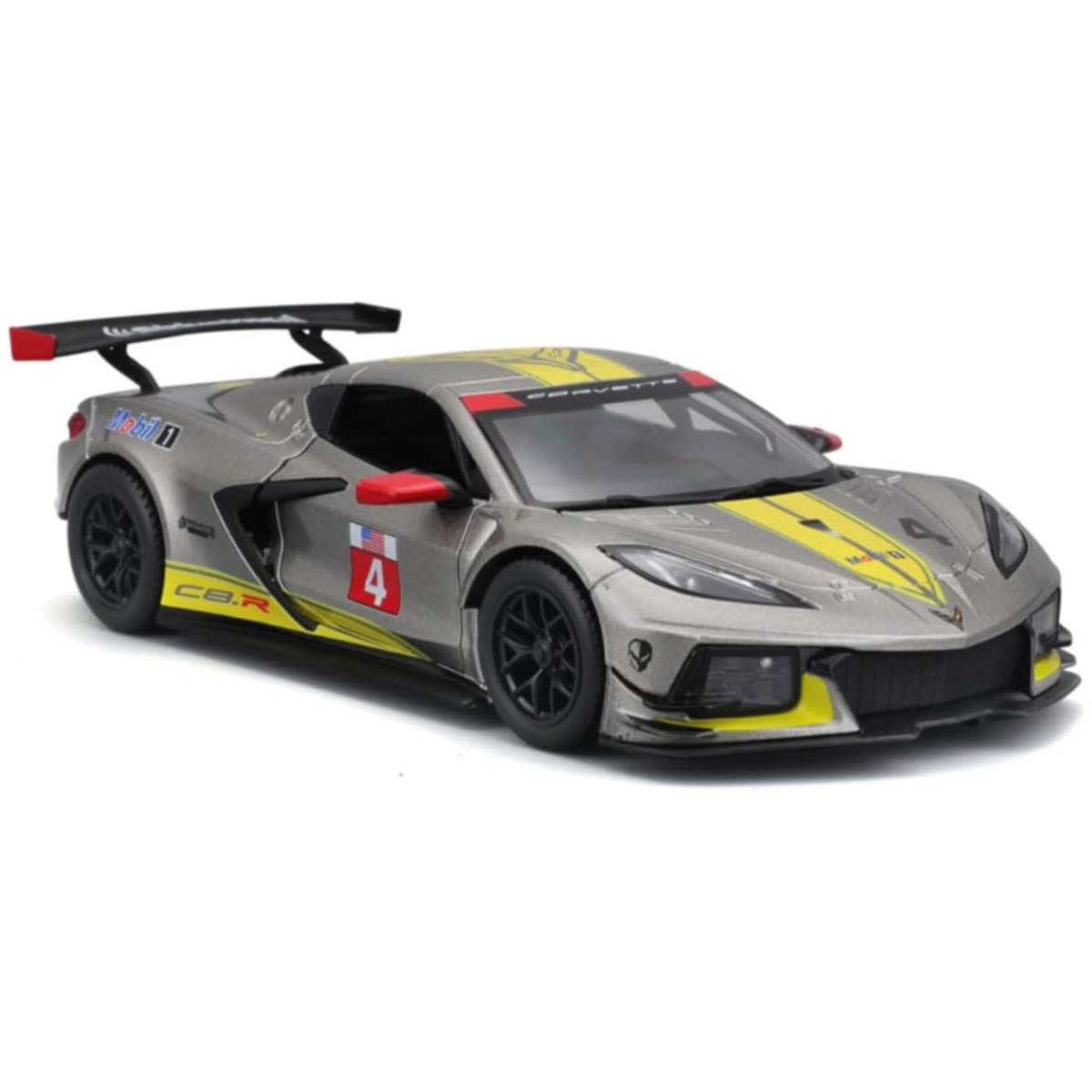 Srebrny samochód wyścigowy z żółtymi pasami, numerem 4 i czarnym spojlerem. Białe tło.