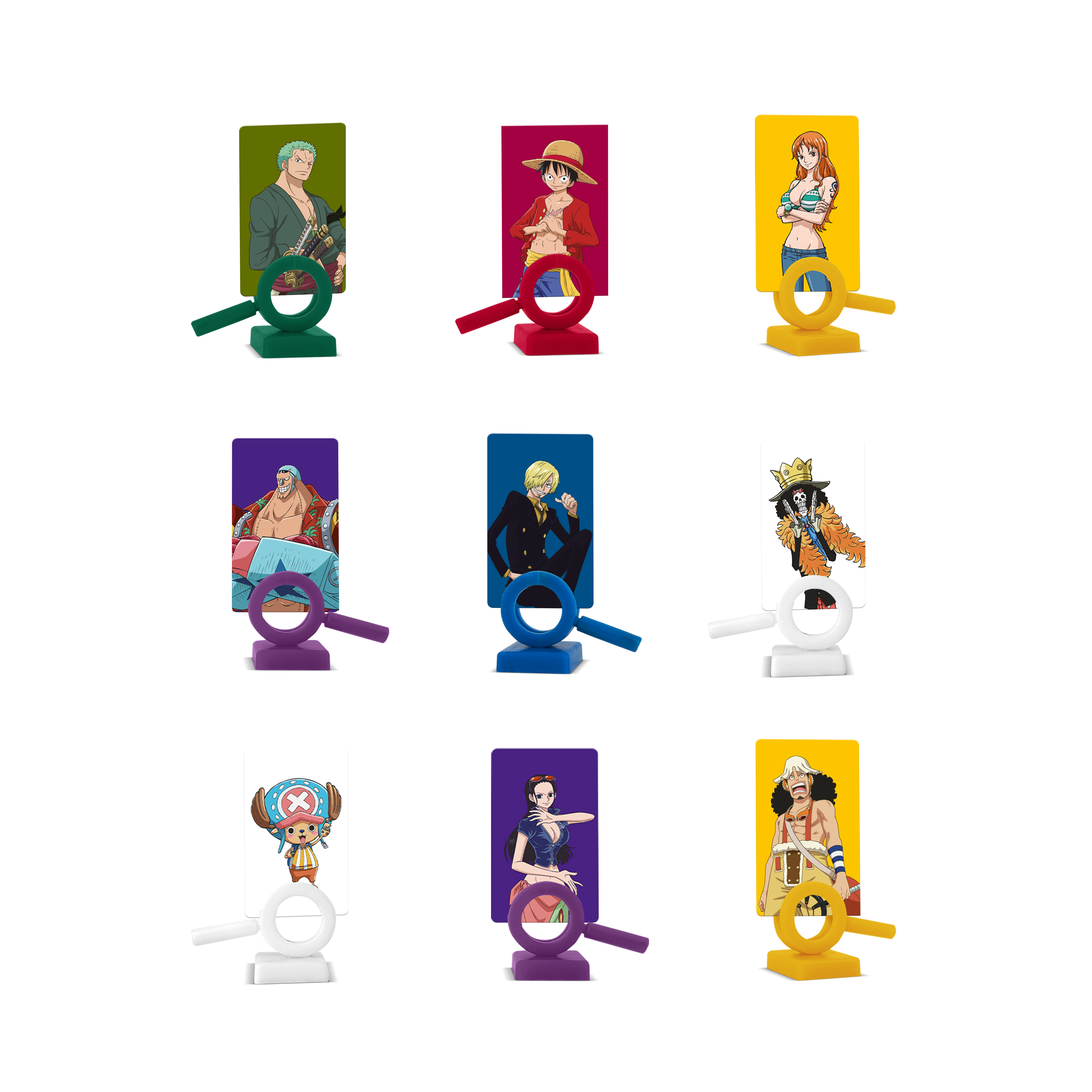 Neun One Piece-Charakterfiguren auf Ständern mit Lupen-Designs.