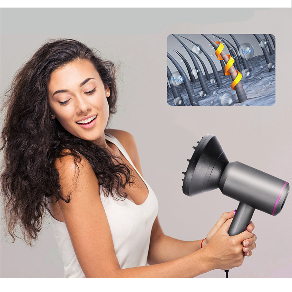 Eine Frau benutzt einen grauen Haartrockner, mit einem Haardiagramm mit Wassermolekülen und Details.