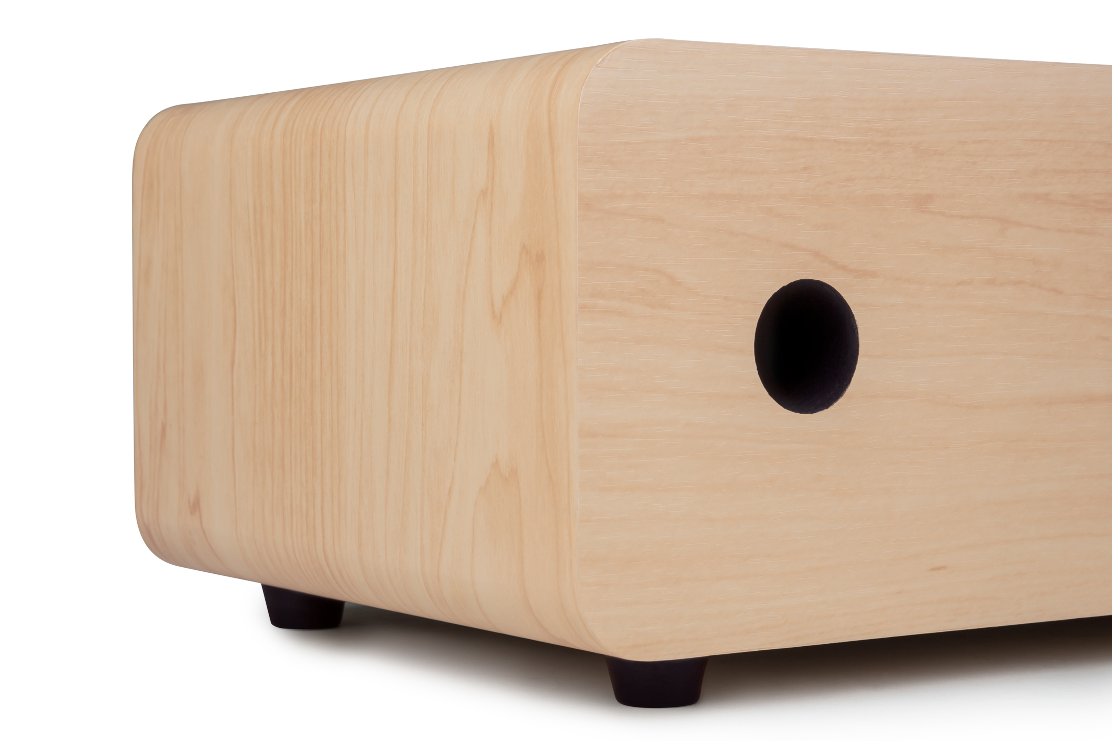 Drewniany głośnik o zaokrąglonym kształcie i czarnym okrągłym otworze.