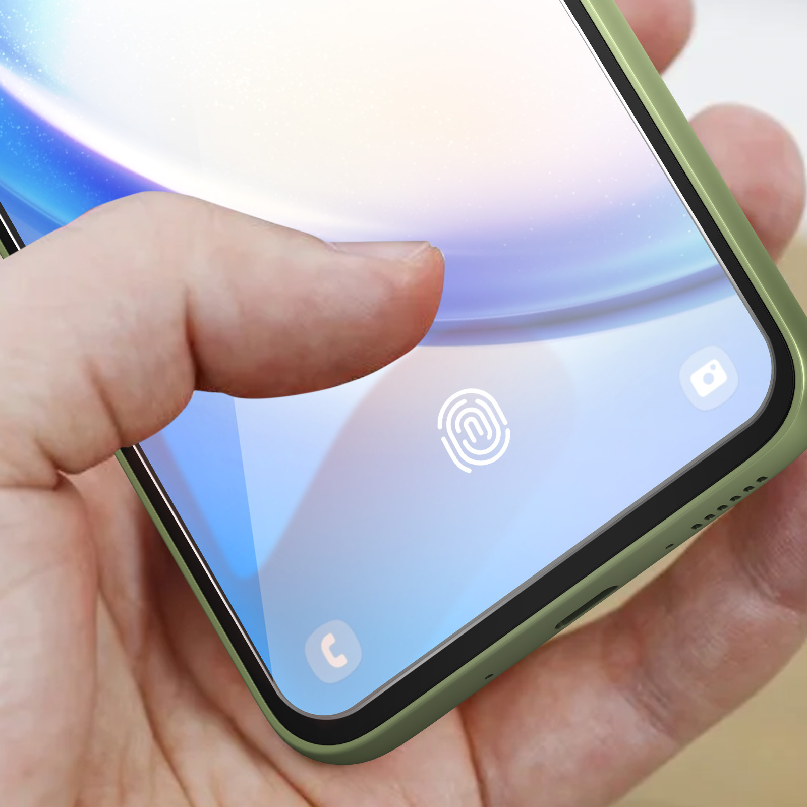 Una mano tiene in mano uno smartphone con una custodia verde. Lo schermo mostra un'icona di impronta digitale. Lo sfondo è sfocato.