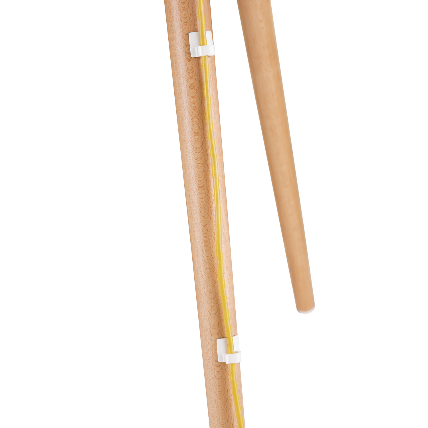Holzbeinstuhl mit gelben Kabelclips. Ein weiteres Bein ist im Hintergrund. Weißer Hintergrund.