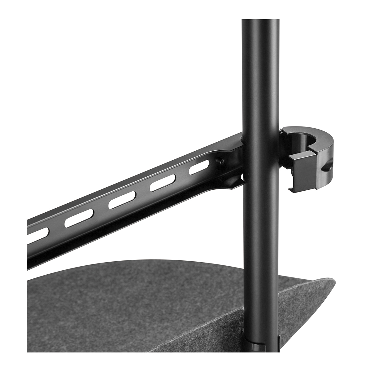 Schwarze Metallhalterung und -stange, Teil einer Schreibtischhalterung. Ein grauer Sockel ist sichtbar.