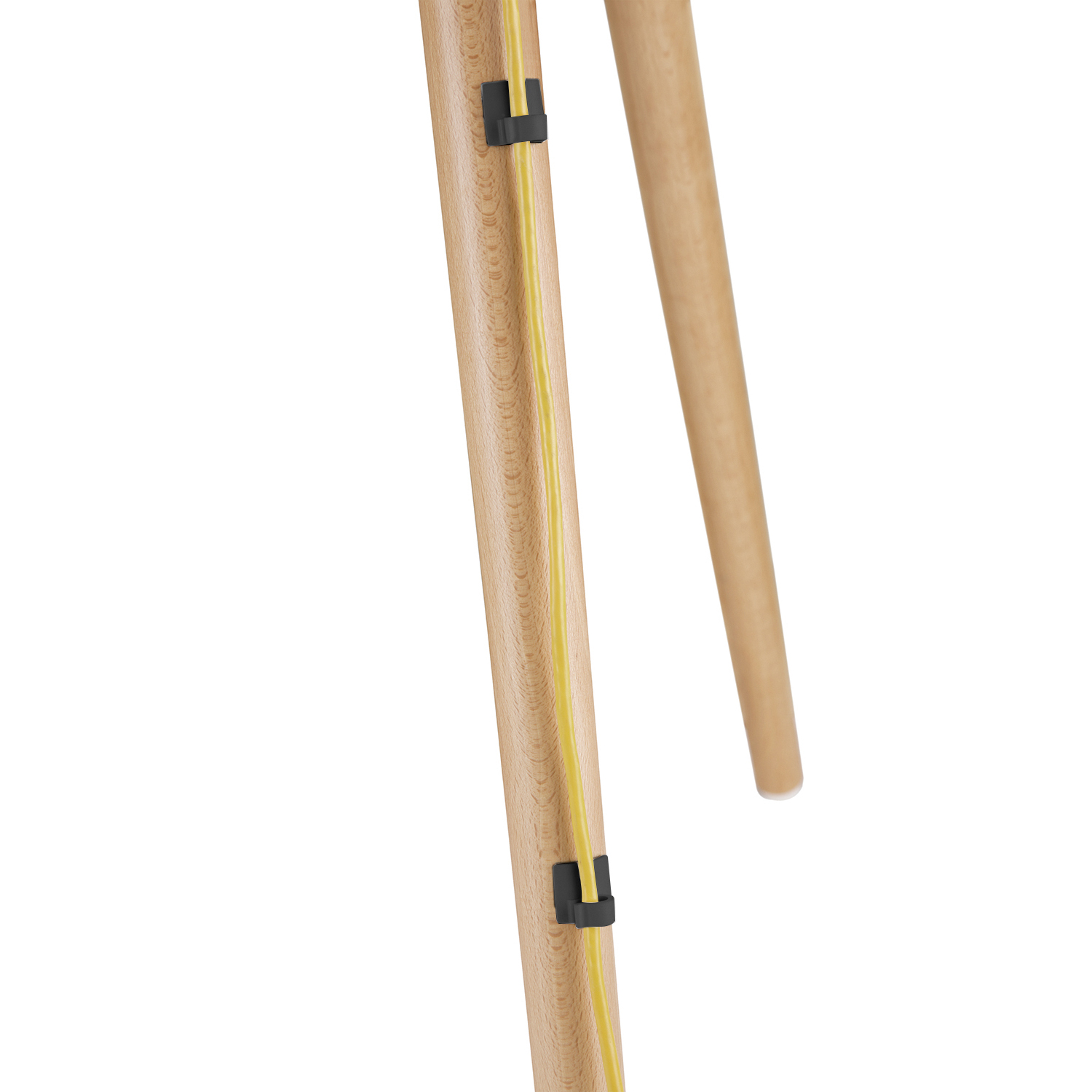 Holztischbeine mit einem gelben Kabel, das mit schwarzen Clips befestigt ist. Helles Holz und weißer Hintergrund.