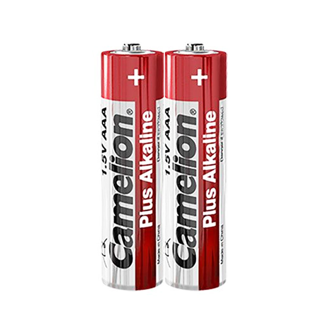 Due batterie AAA rosse con etichette bianche e rosse. Sfondo bianco. Le batterie sono una accanto all'altra.