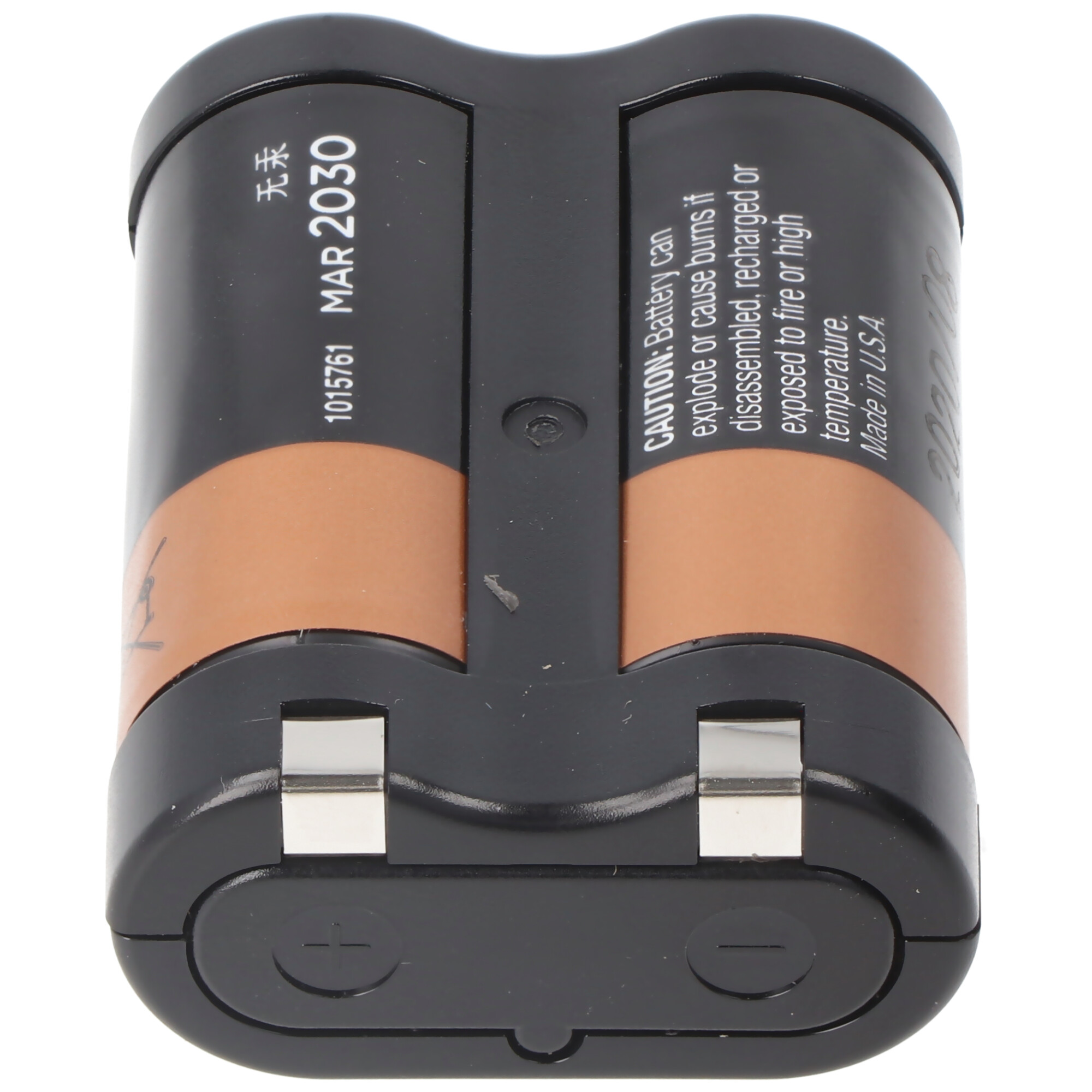 Twee cilindrische zwarte en bruine batterijen met labels en metalen contacten.