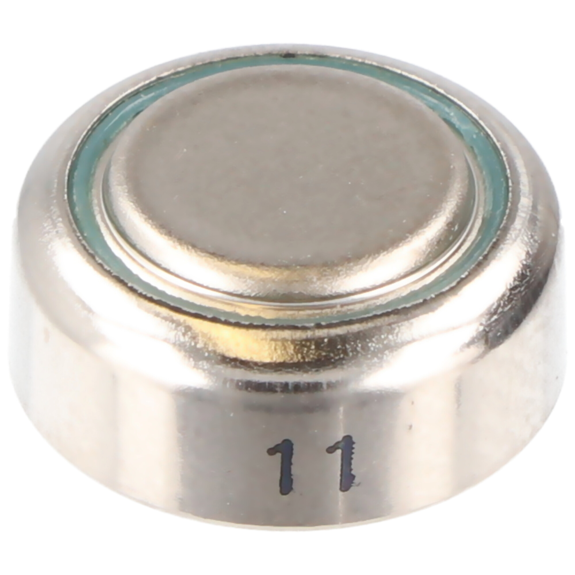 Nahaufnahme einer silbernen Knopfzelle mit der Aufschrift '11' auf weißem Untergrund.