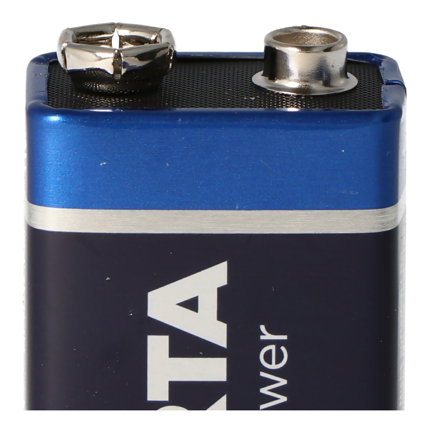 Eine 9-Volt-Batterie mit blauem Gehäuse und silbernen Anschlüssen. Auf der Batterie steht das Wort 'TA'.