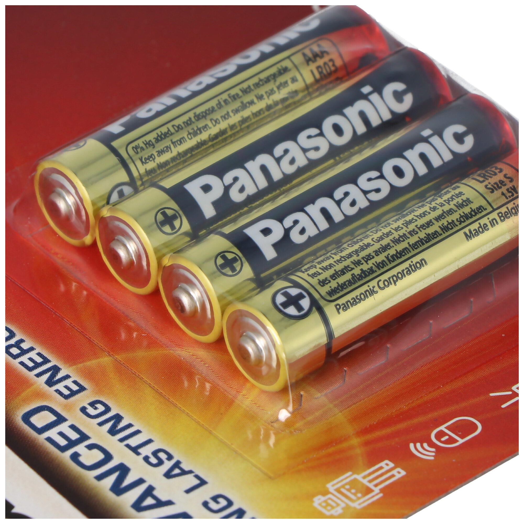 Packung mit vier AAA-Batterien. Marke Panasonic, orange-gelbe Verpackung. Nahaufnahme.
