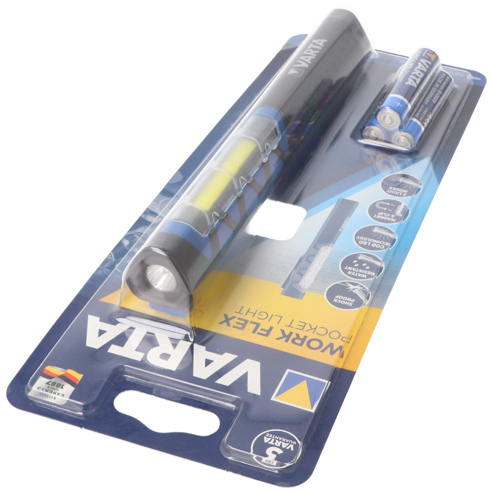 Latarka Varta Work Flex i baterie na białym tle.