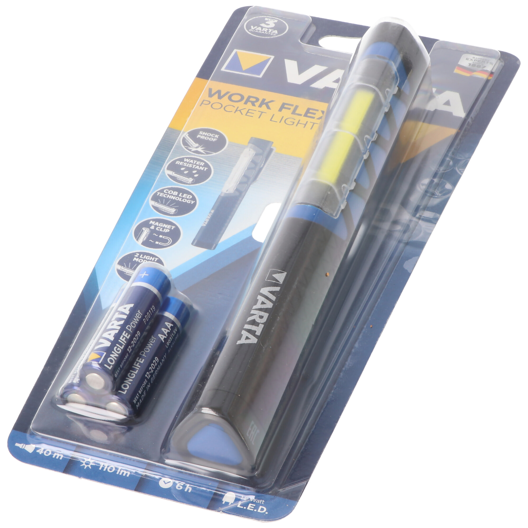 Latarka Varta Work Flex z bateriami na białym tle.