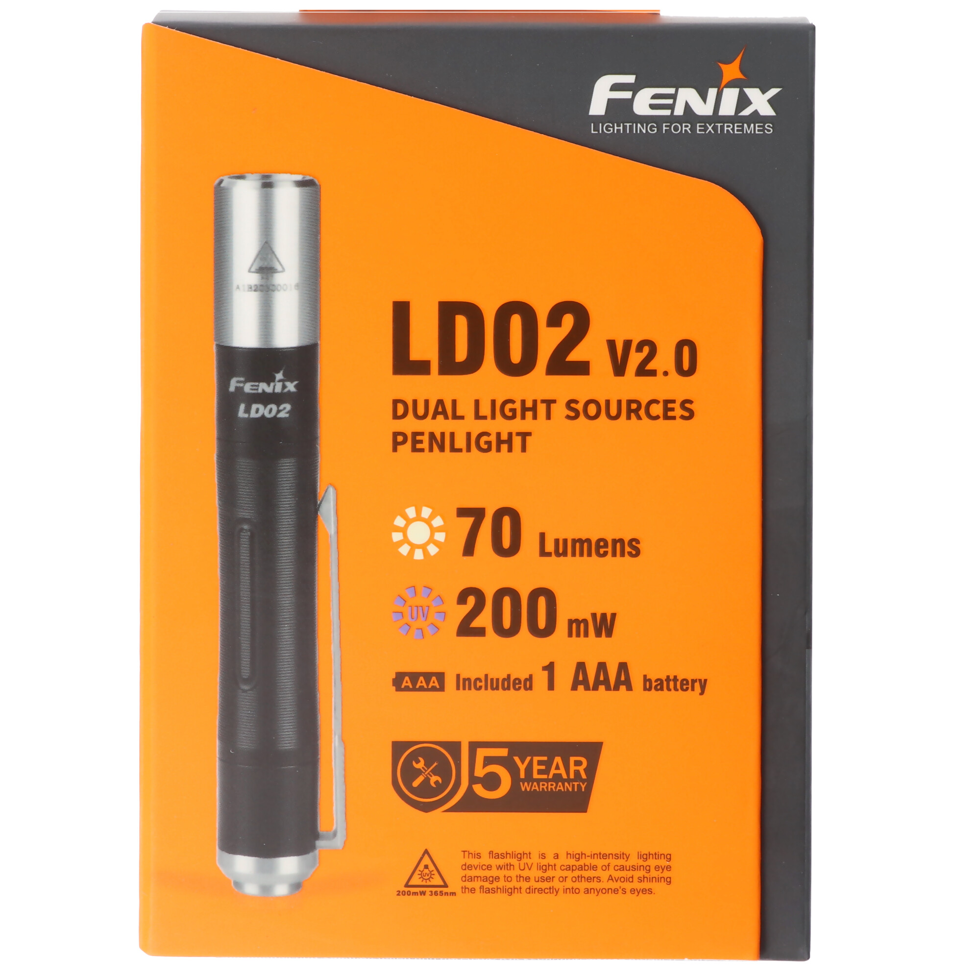 Czarna i srebrna latarka w pudełku z tekstem. Tło to gradient pomarańczowego i czarnego.