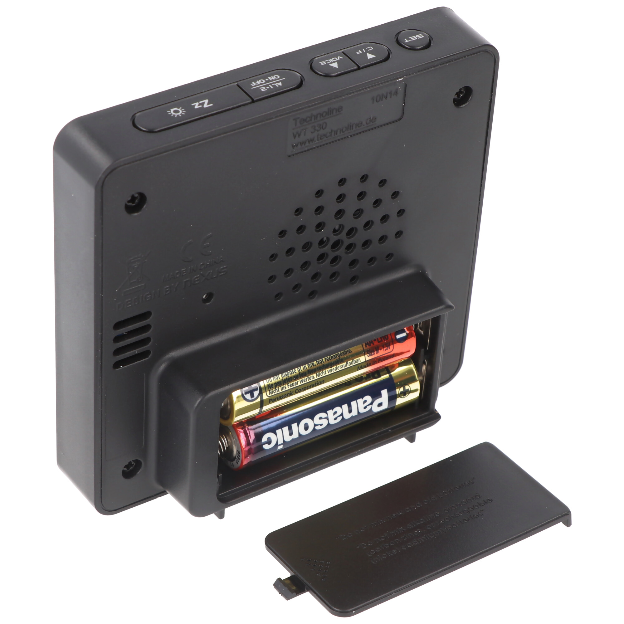 Schwarzer Wecker mit offenem Batteriefach. Drei Batterien sind sichtbar. Der Bildschirm zeigt die Zeit an.