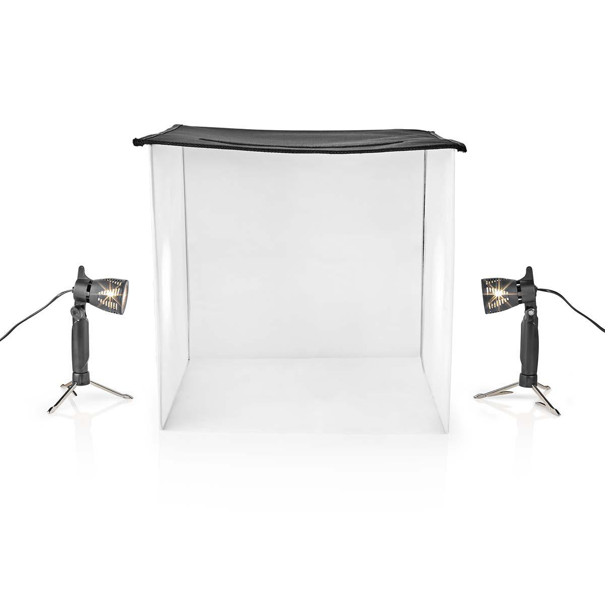 Een fotostudiobox met lampen op statieven. De doos is transparant op een witte achtergrond.
