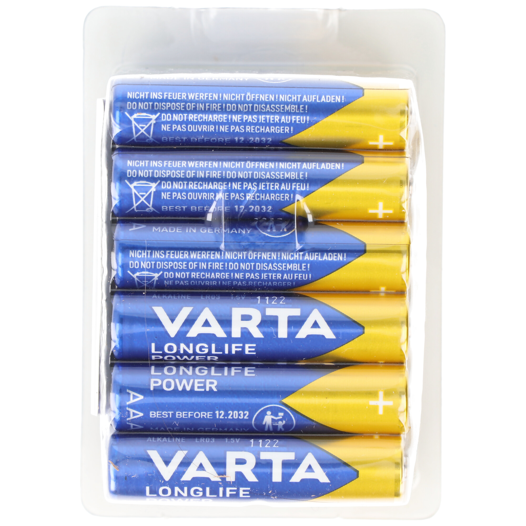 Eine Packung Varta AAA-Batterien in einer transparenten Kunststoffverpackung. Nahaufnahme, weißer Hintergrund.
