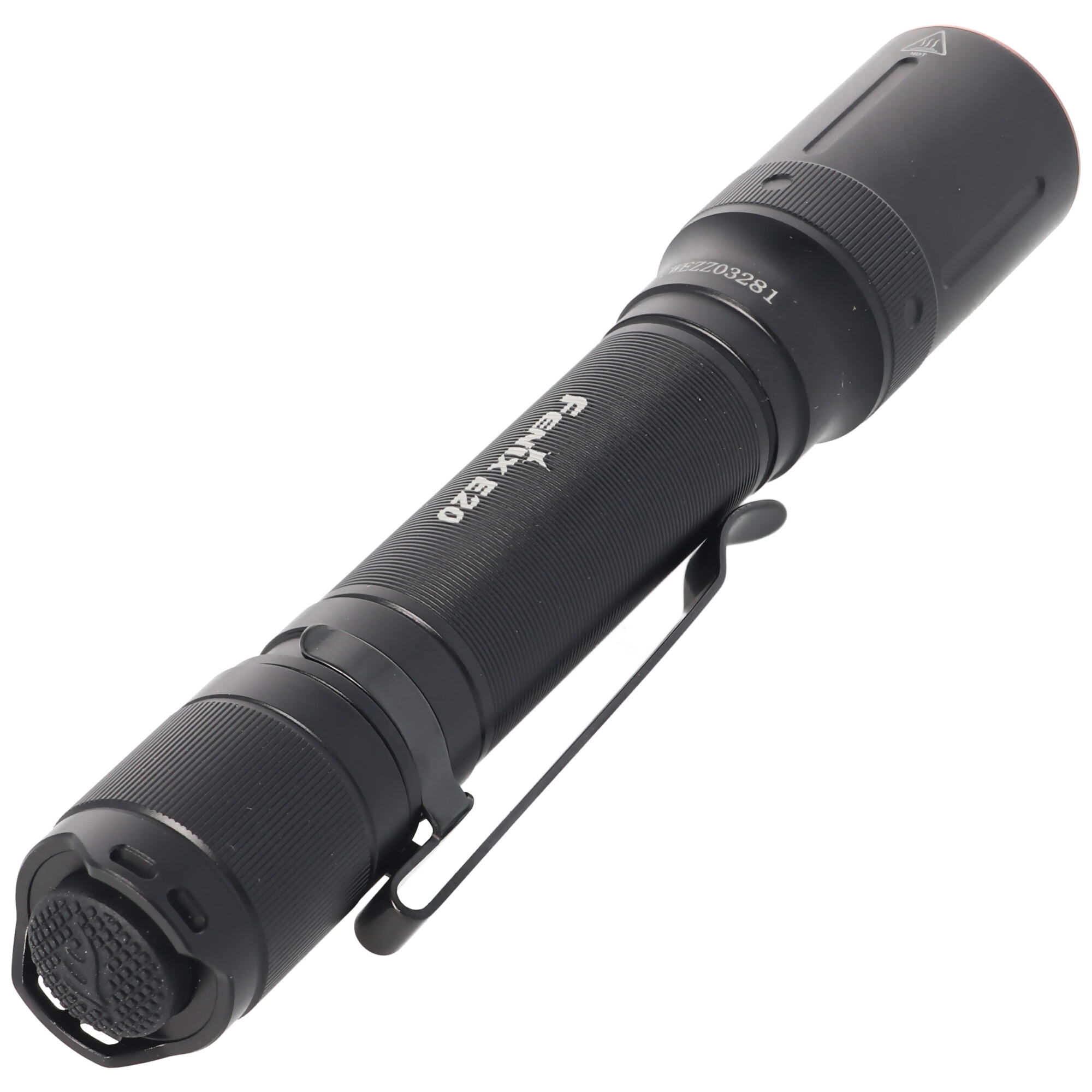 Czarna latarka z klipsem i teksturowaną głowicą, pod kątem, na białym tle.