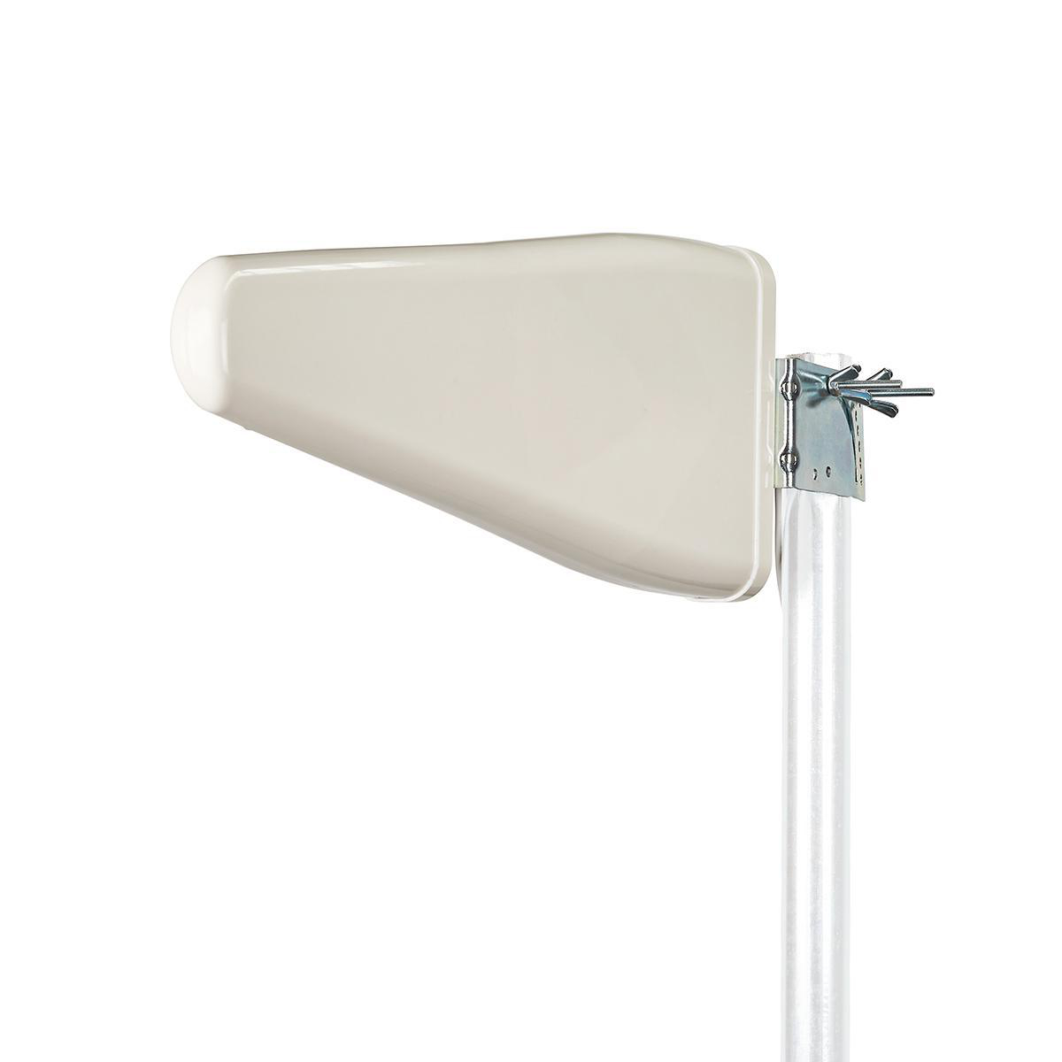 Antenne beige sur un poteau blanc. L'antenne a une forme incurvée et un support métallique.