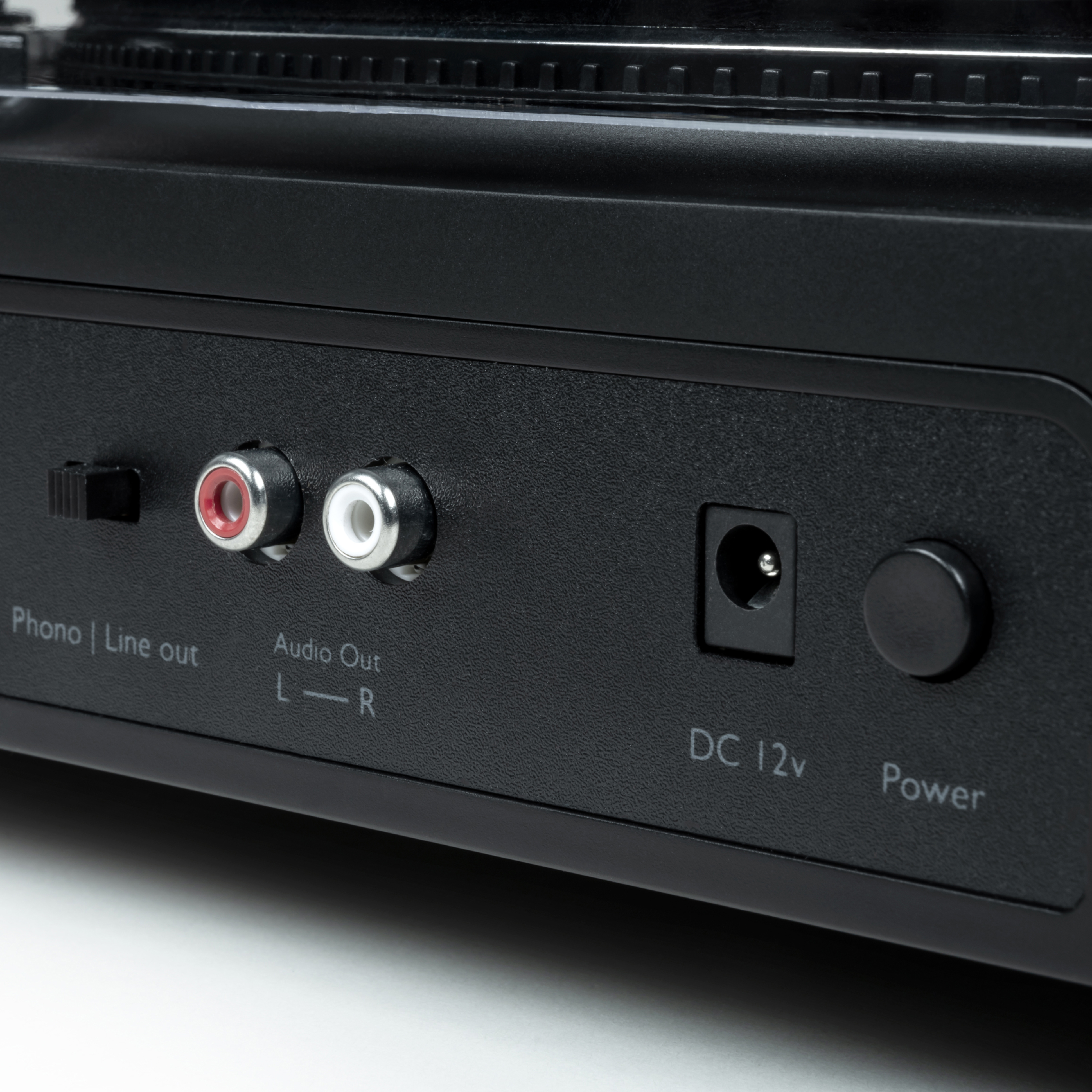 Zbliżenie czarnego urządzenia audio z wejściami oznaczonymi jako 'Phono/Line out' i 'Audio Out'.