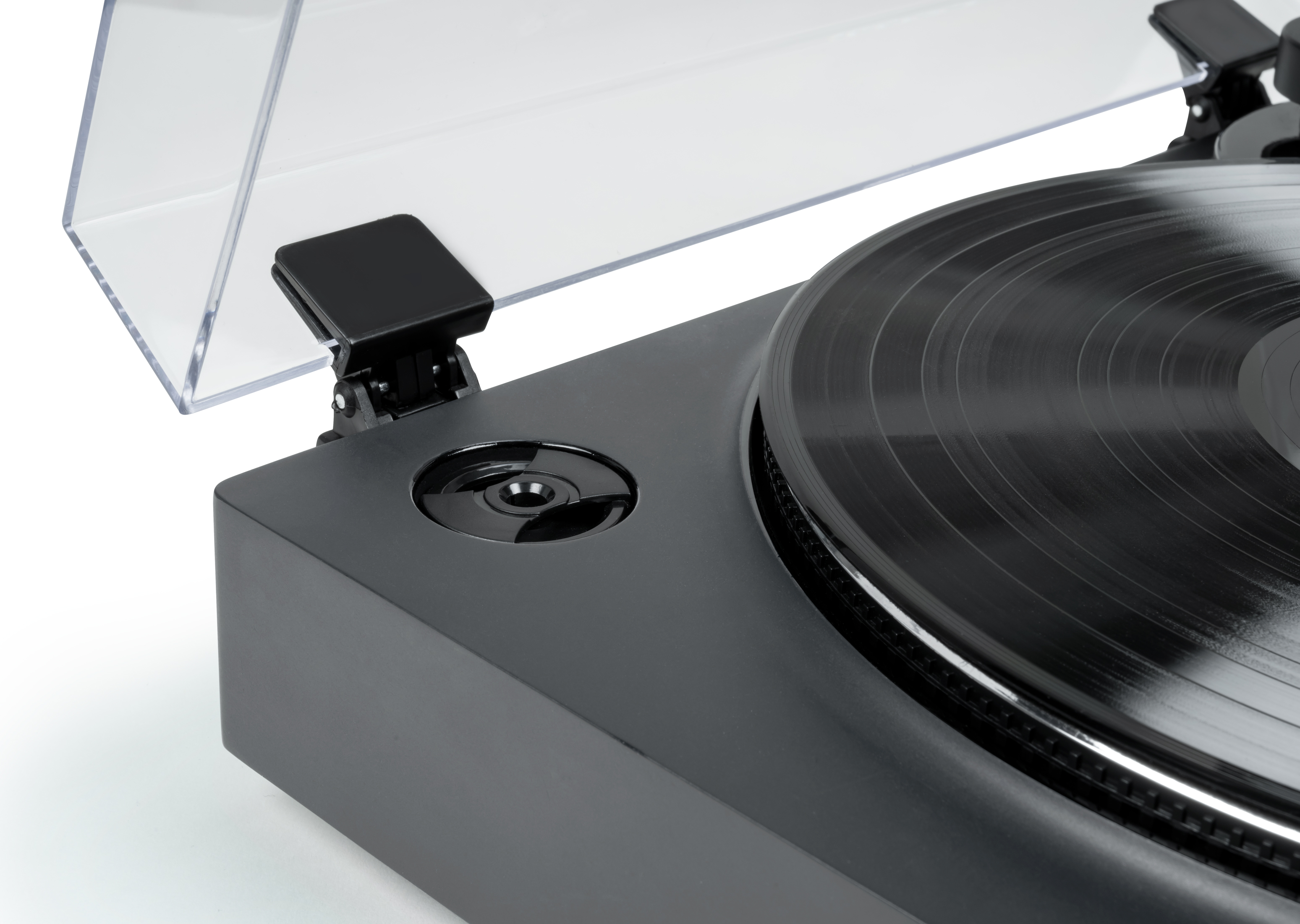 Tocadiscos negro, con un disco encima y una cubierta transparente.