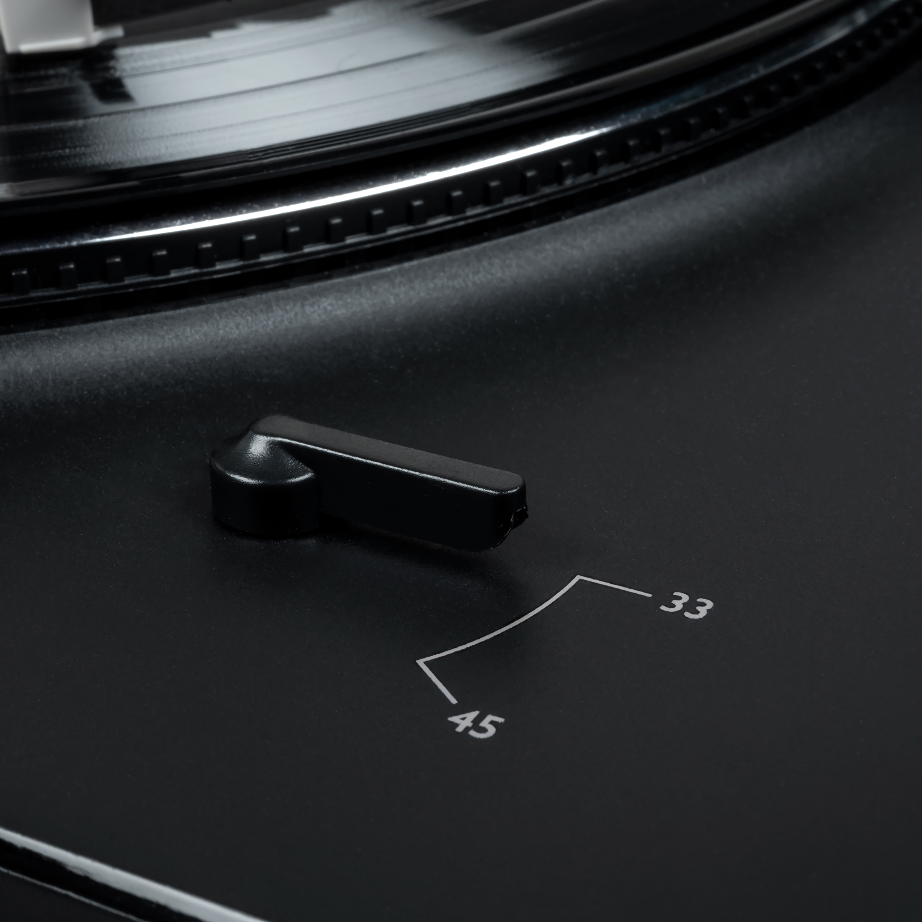 Czarny gramofon, czarna dźwignia wskazuje ustawienia 45 i 33 obr./min.