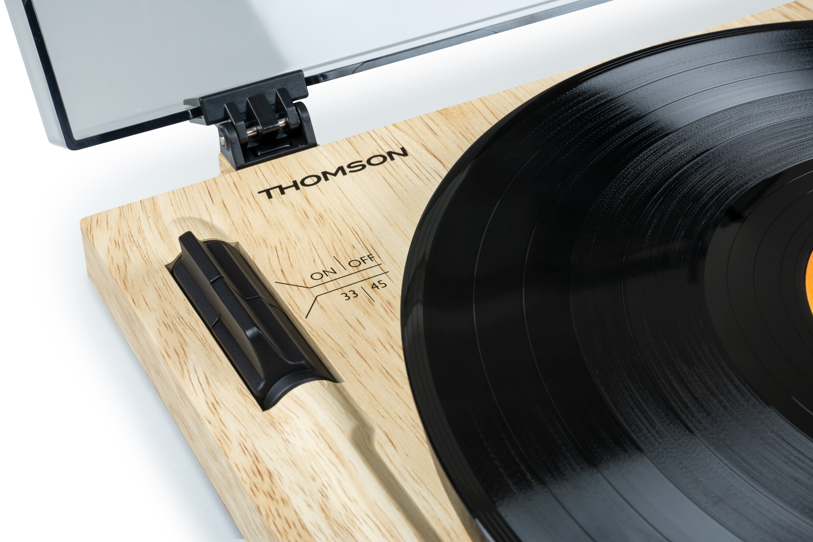 Un tocadiscos con un disco encima. La marca es Thomson.
