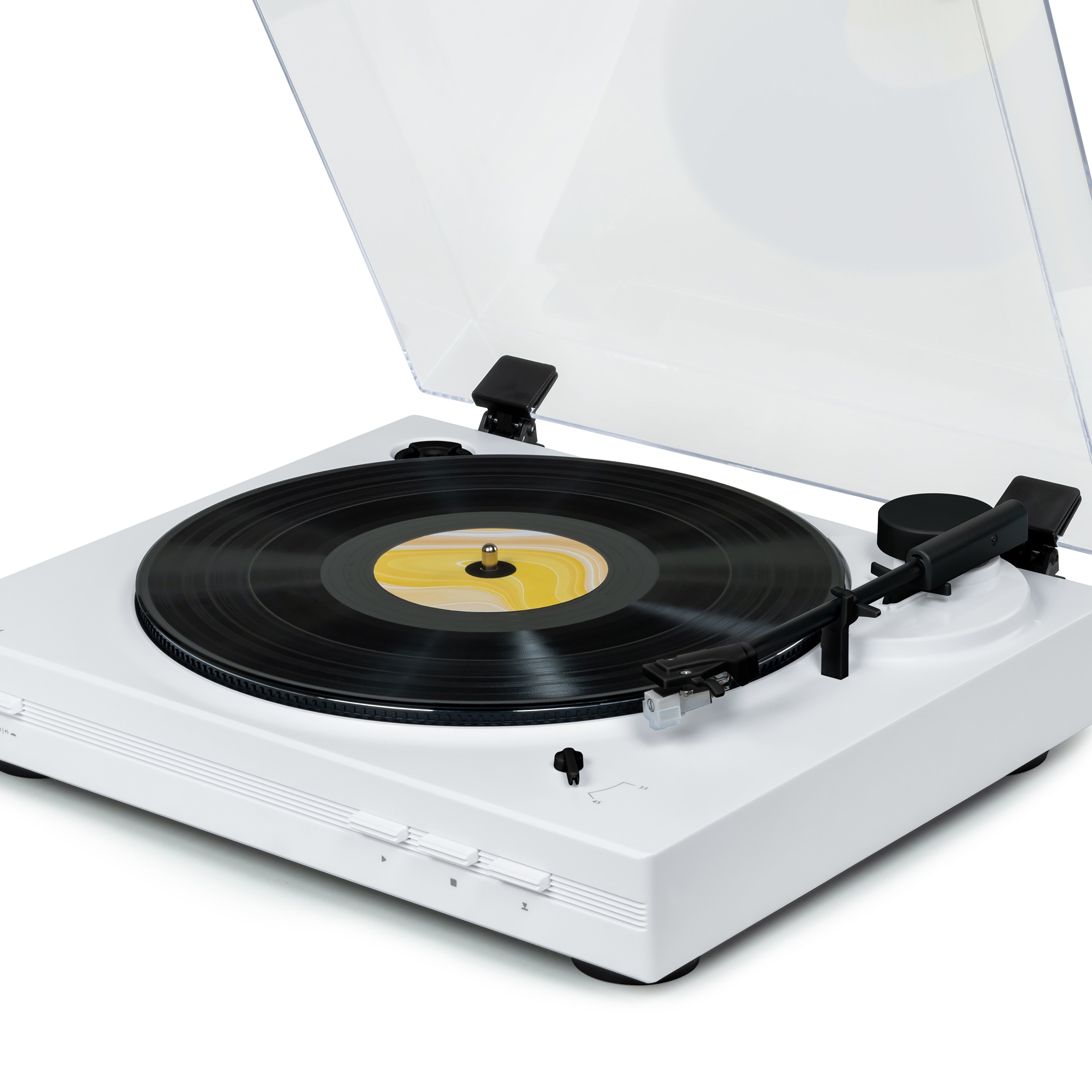 Biały gramofon z czarną płytą, przezroczystą pokrywą i czarnym ramieniem. Tło jest białe.