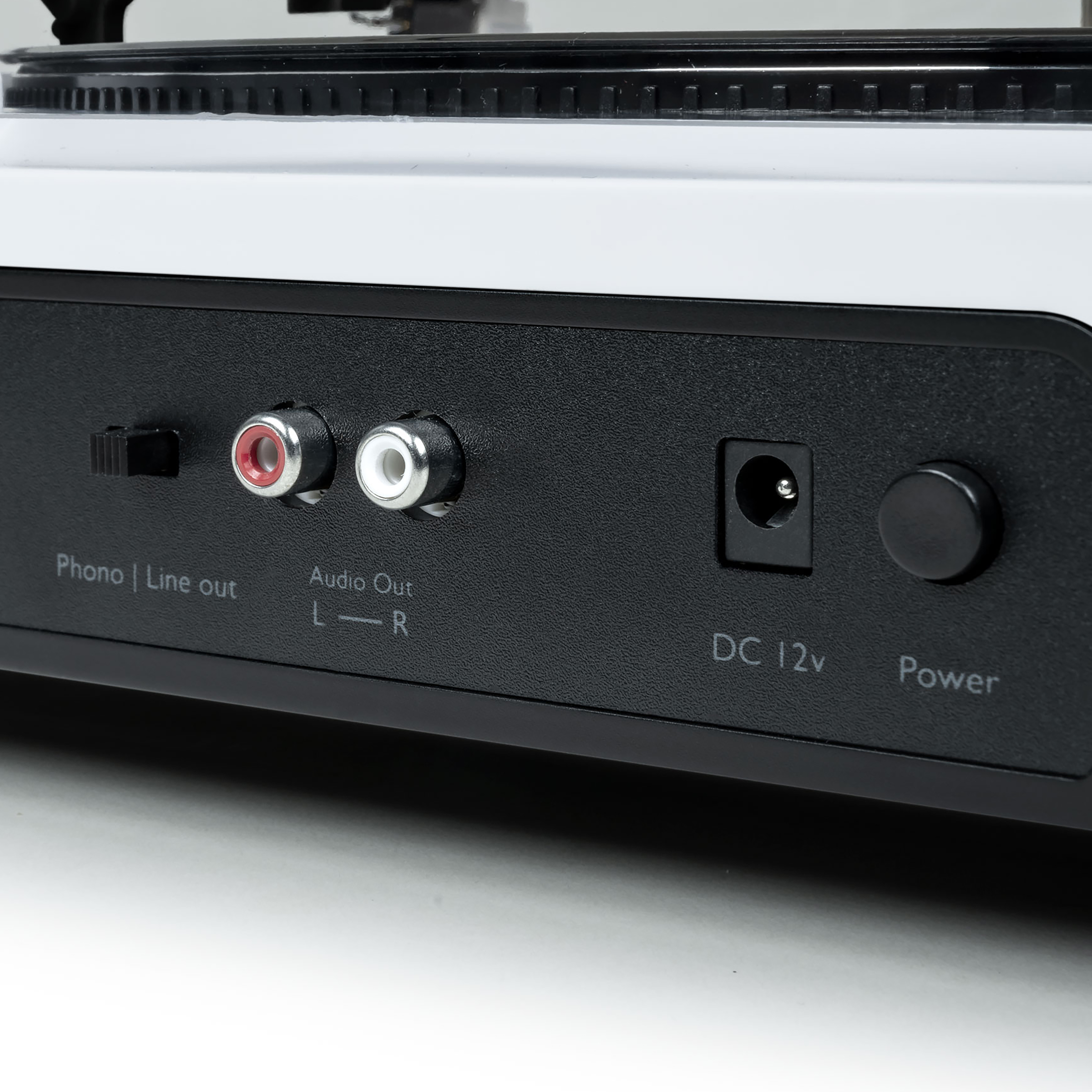 Zbliżenie tylnego panelu gramofonu. Pokazuje wyjście Phono/Line, wyjście audio L/R, port DC 12V i przycisk zasilania.
