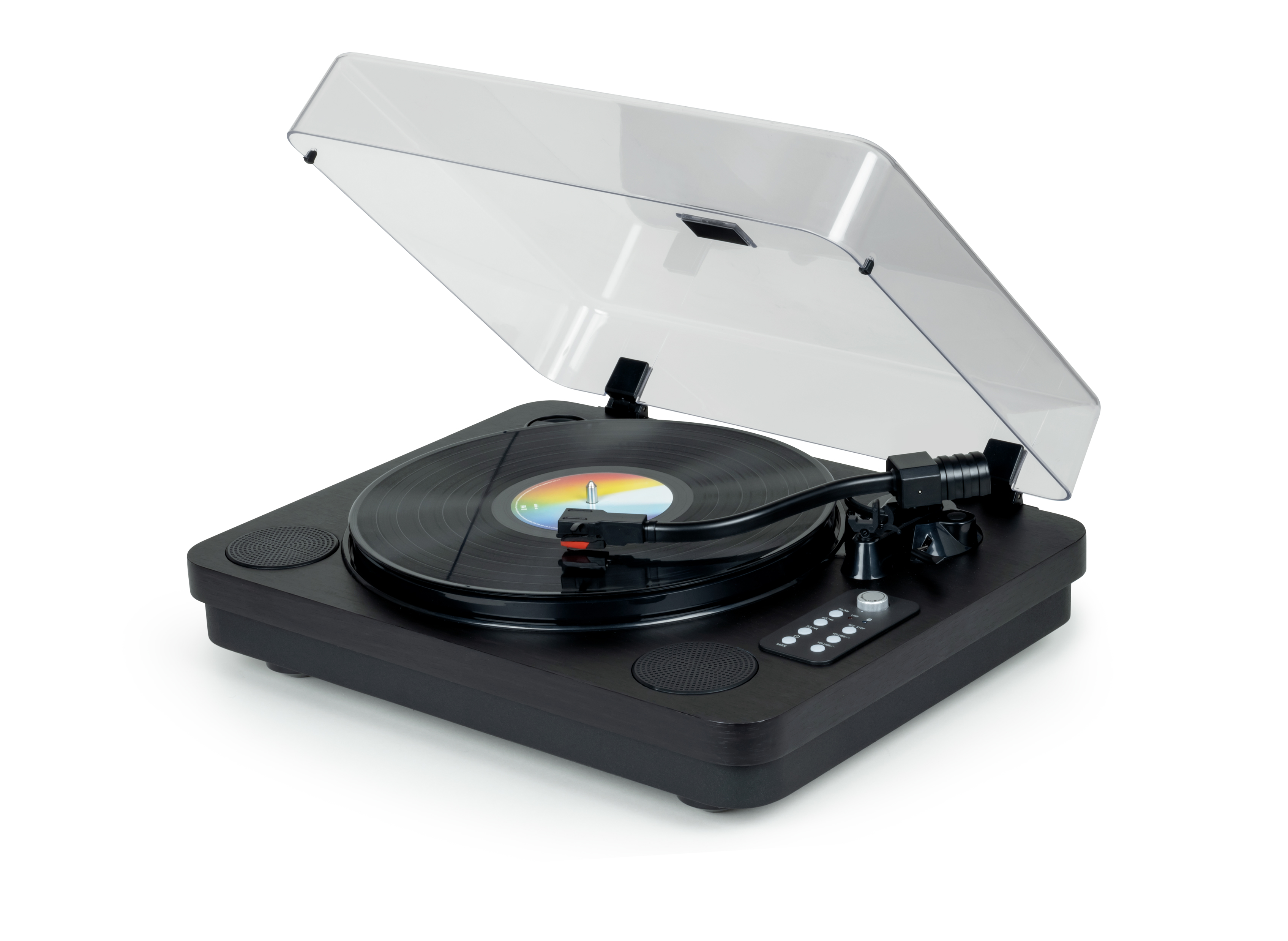 Czarny gramofon z przezroczystą pokrywą, płytą i przyciskami sterowania. Białe tło.