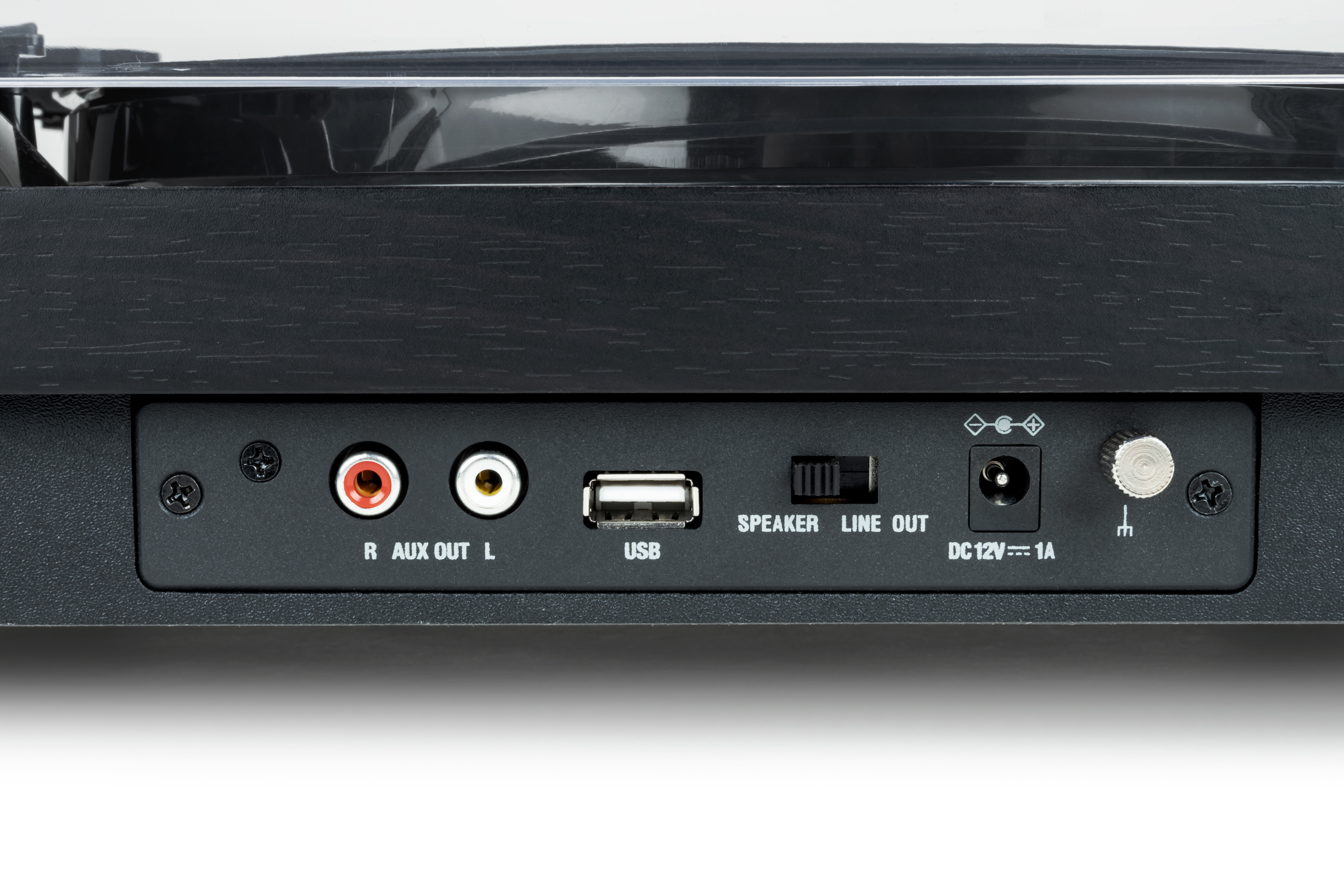 Zbliżenie na tył gramofonu z wyjściem audio, USB, głośnikiem, wyjściem liniowym i wejściem DC.