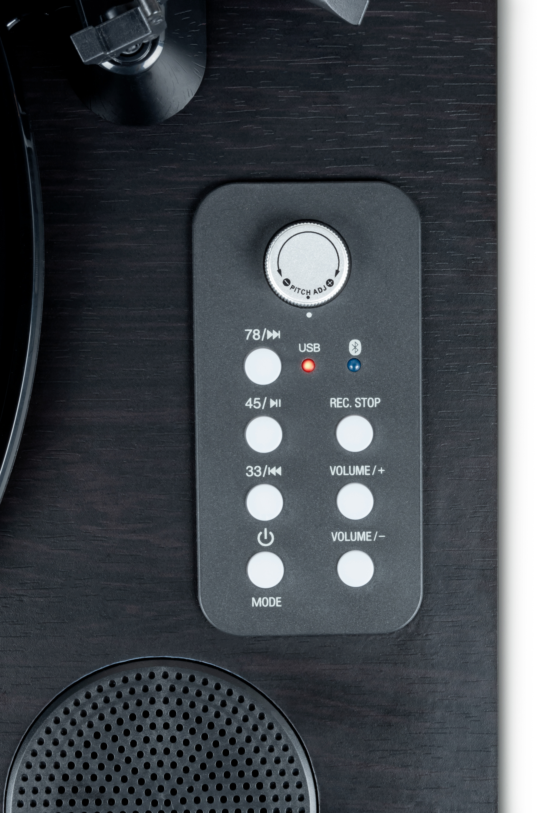 Zbliżenie na panel sterowania gramofonu. Posiada przyciski do trybu, USB i głośności.