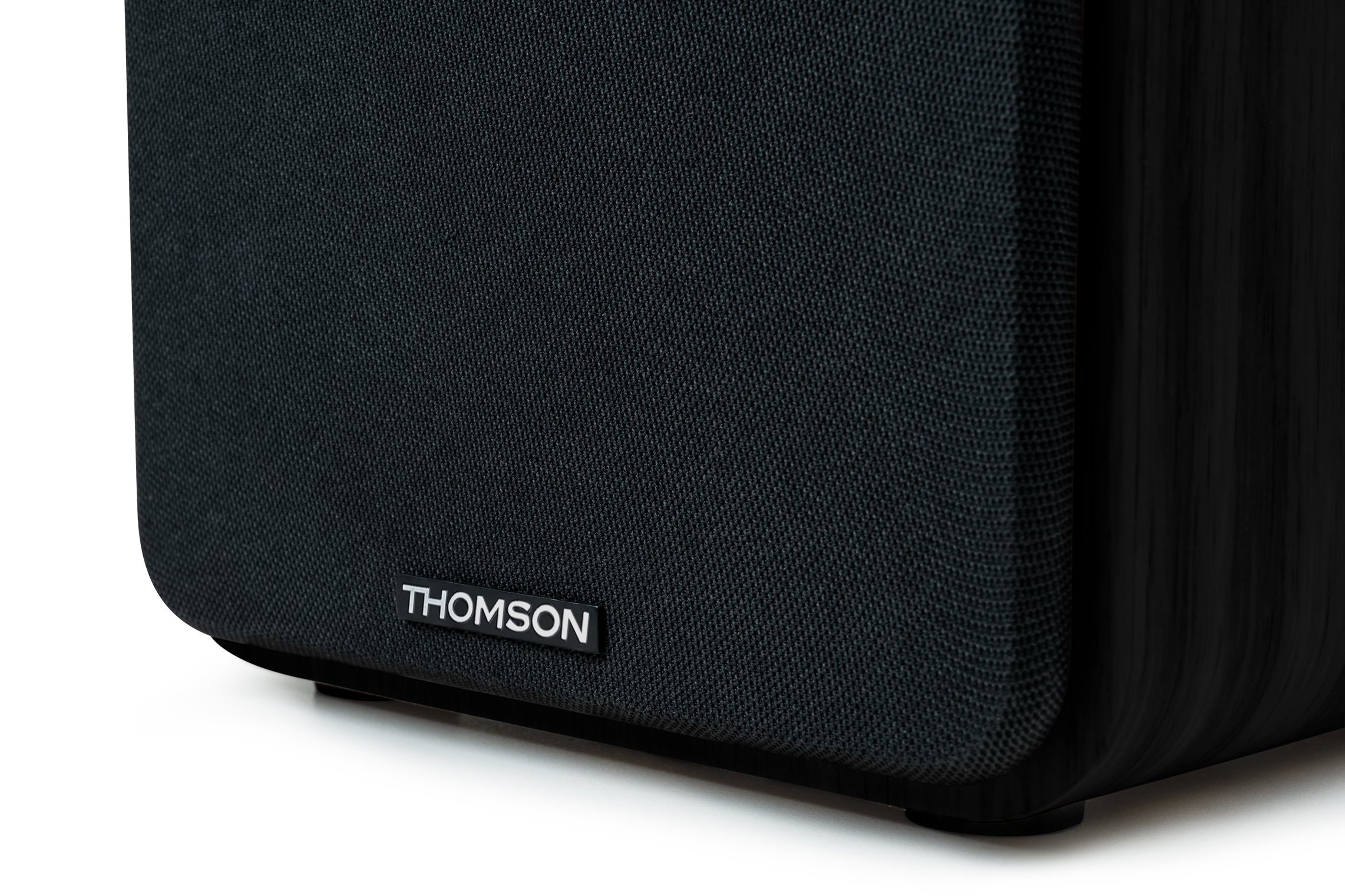 Czarny głośnik z logo Thomson. Głośnik ma czarną osłonę z tkaniny i znajduje się na białym tle.