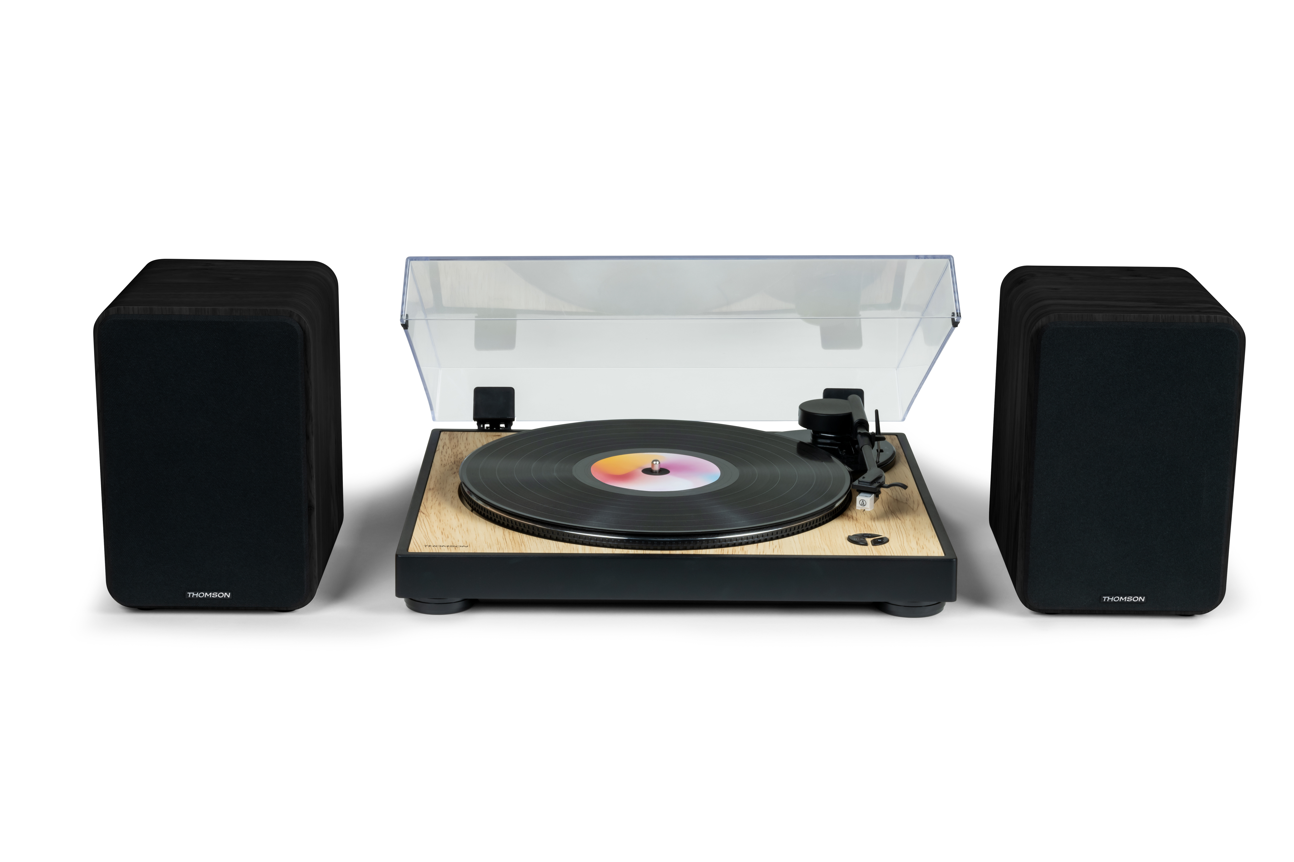 Gramofon z głośnikami na białym tle, z przezroczystą pokrywą.