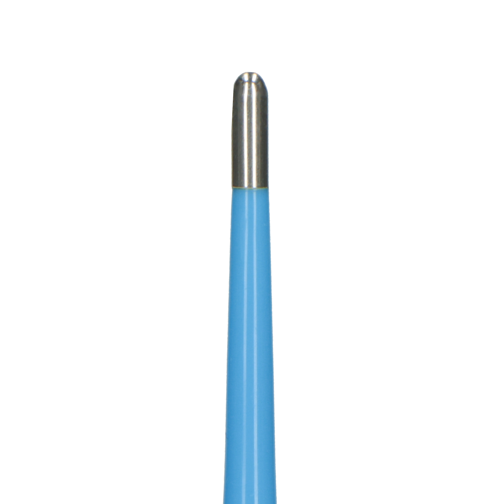 Blaue Stiftspitze mit silbernem Metallende. Weißer Hintergrund.
