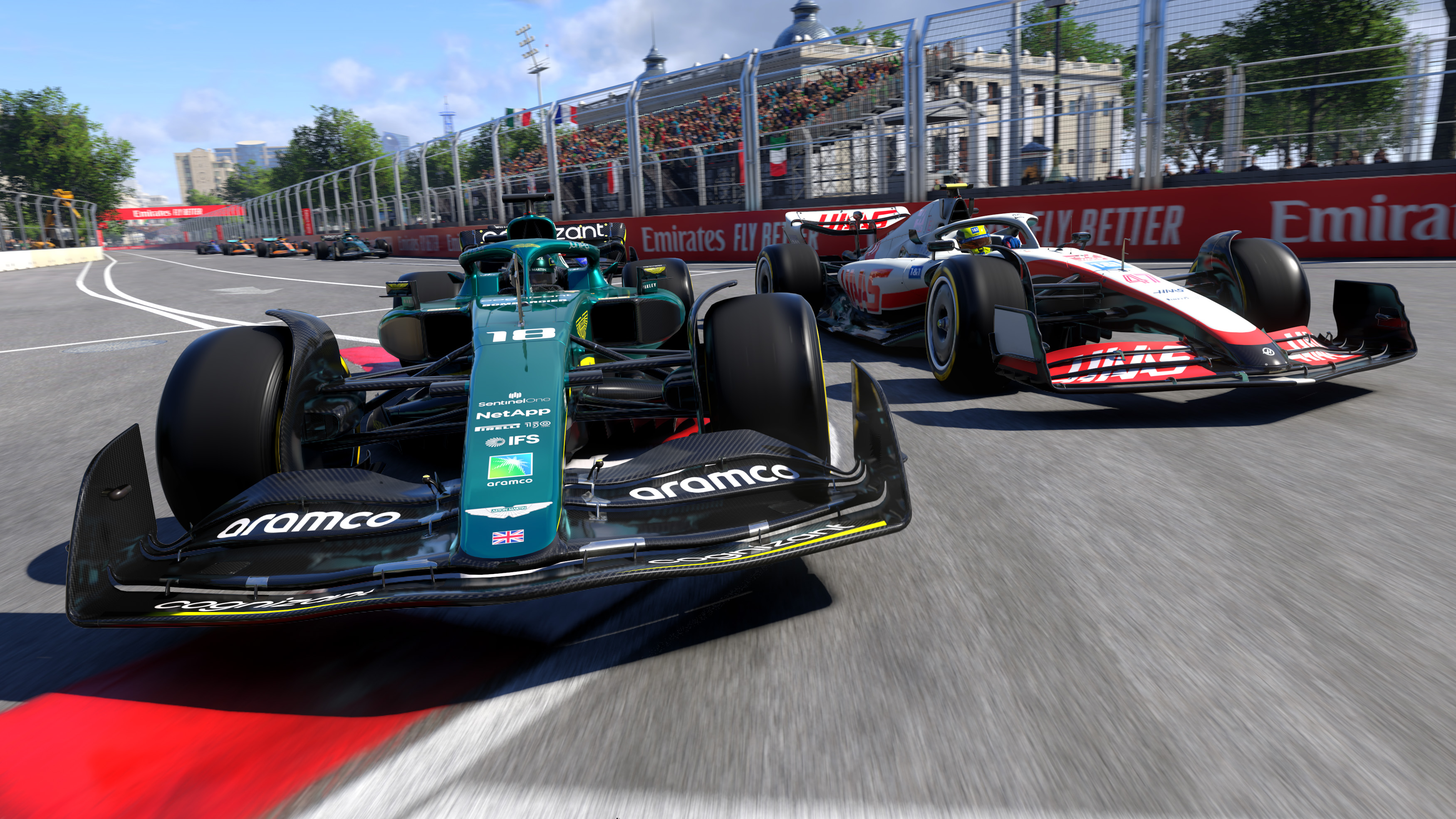 Auto di Formula 1 in gara su una pista, spettatori sullo sfondo.