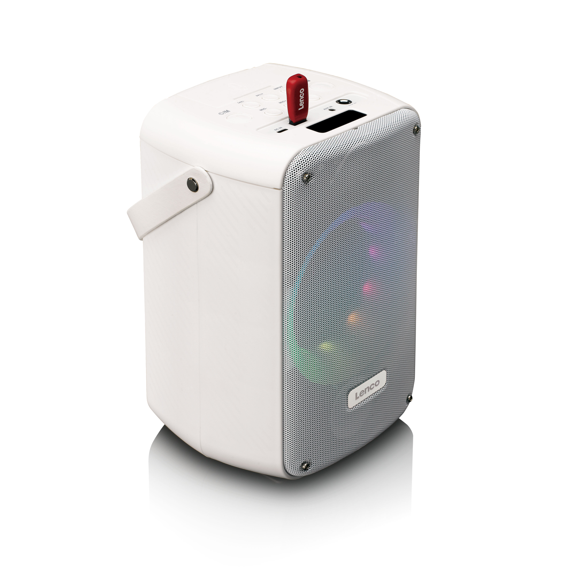 Witte luidspreker met metalen gaas en rode USB-stick. Geïsoleerd op witte achtergrond.