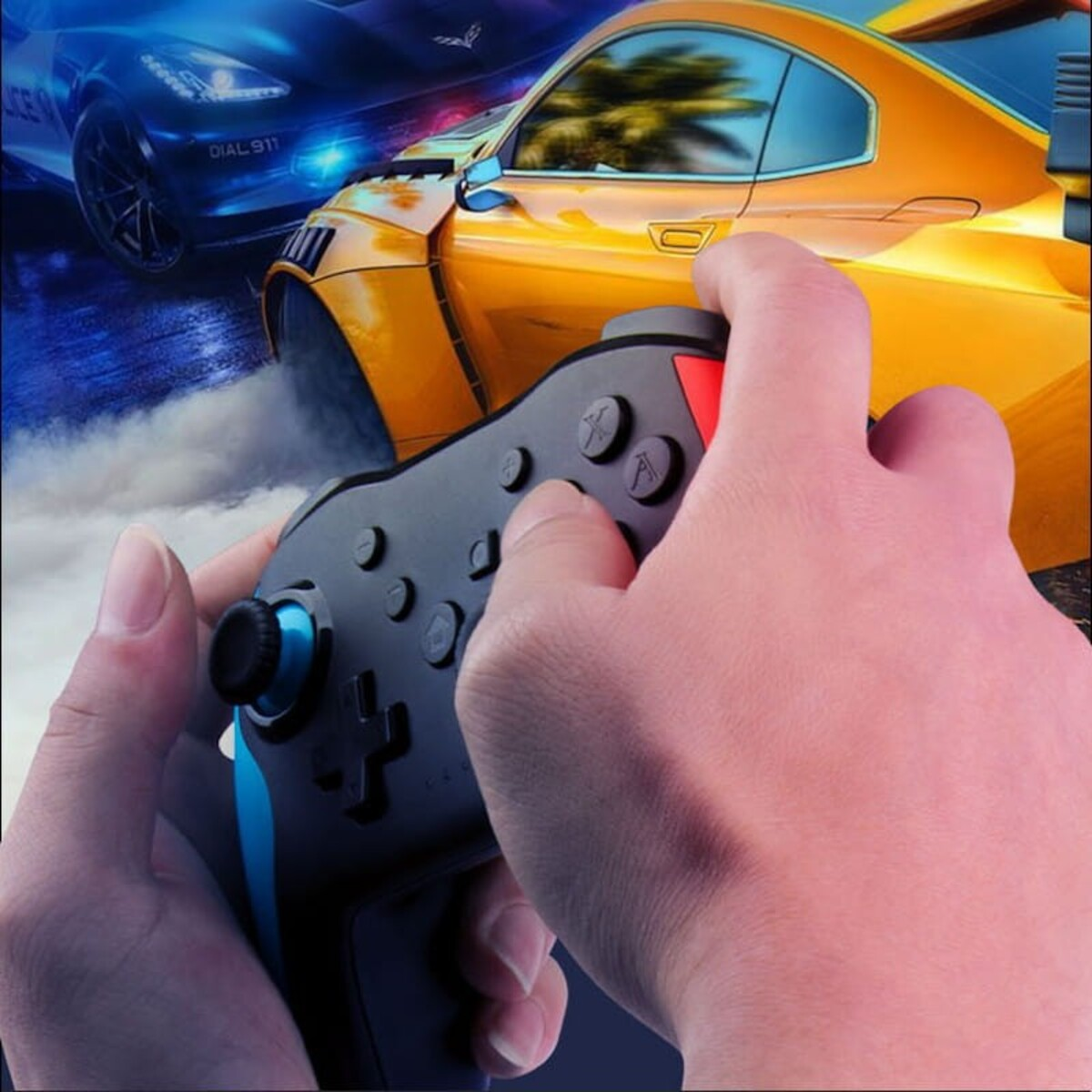Manos sosteniendo un gamepad negro, fondo de coche de carreras. Joystick azul, botones de acción visibles.