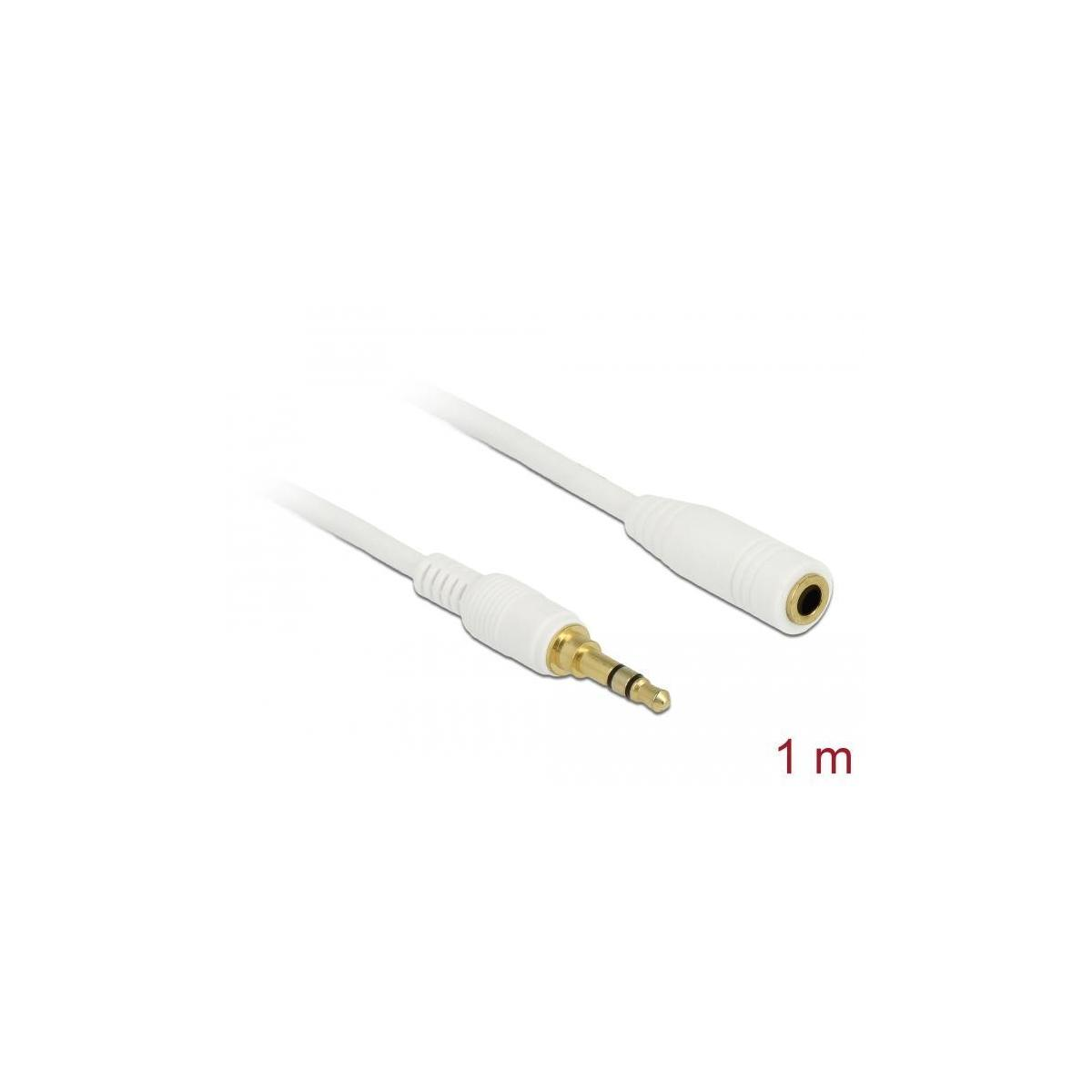 Weißes Audiokabel mit goldfarbenem Stecker und Buchse, liegt auf weißer Oberfläche.