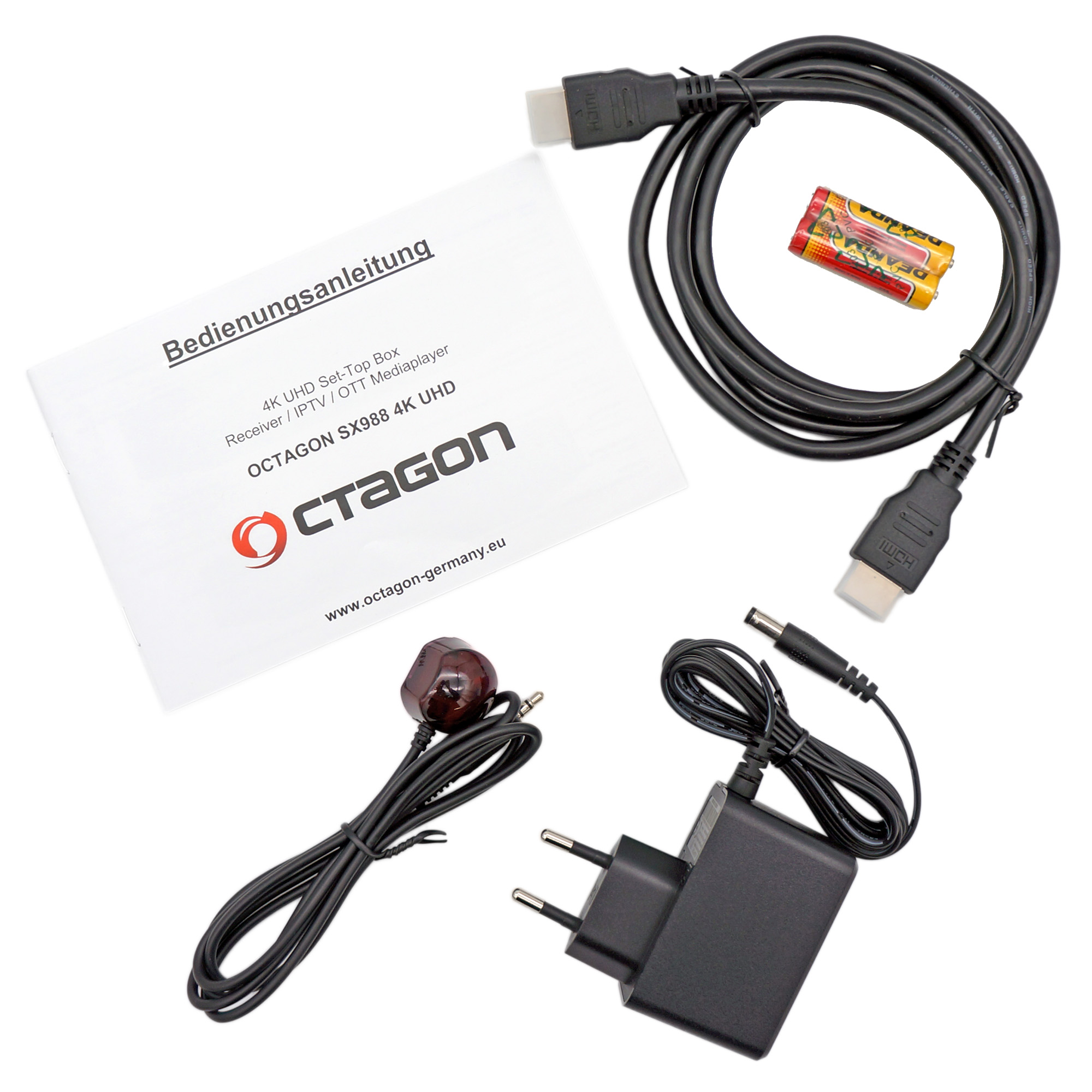 Set-Top-Box-Komponenten einschließlich Kabel und Netzteil auf weißem Hintergrund.