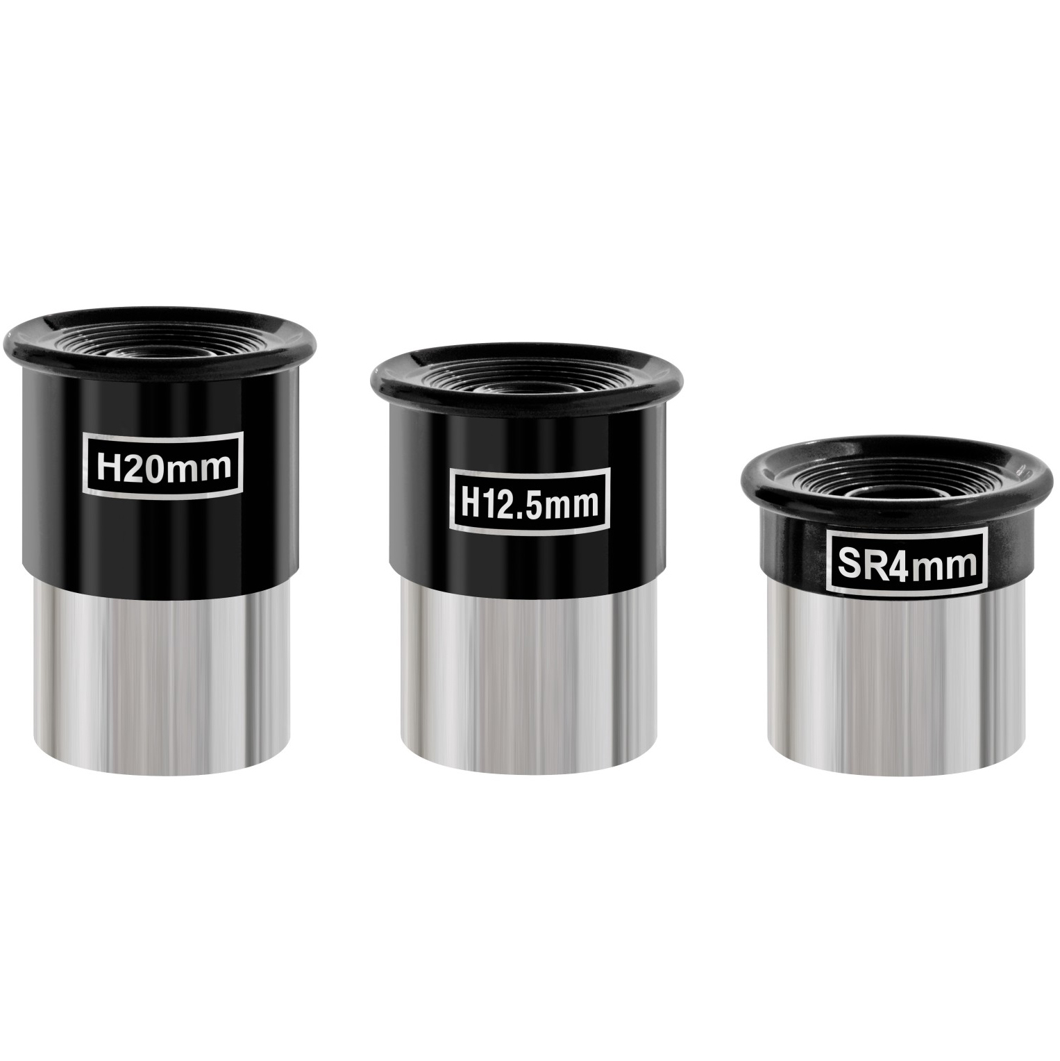 Drei schwarze und silberne Teleskopokulare mit Etiketten: H20mm, H12,5mm, SR4mm. Sie liegen auf weißem Untergrund.