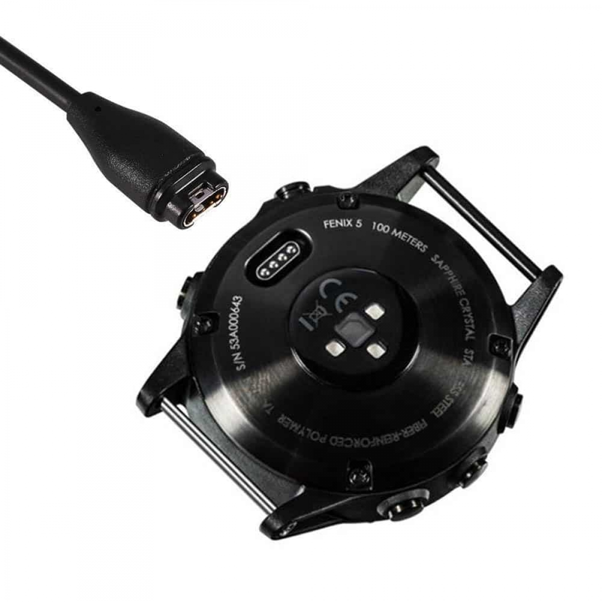 Schwarze Smartwatch-Unterseite mit Ladegerät und Stecker, weißer Hintergrund, Nahaufnahme.